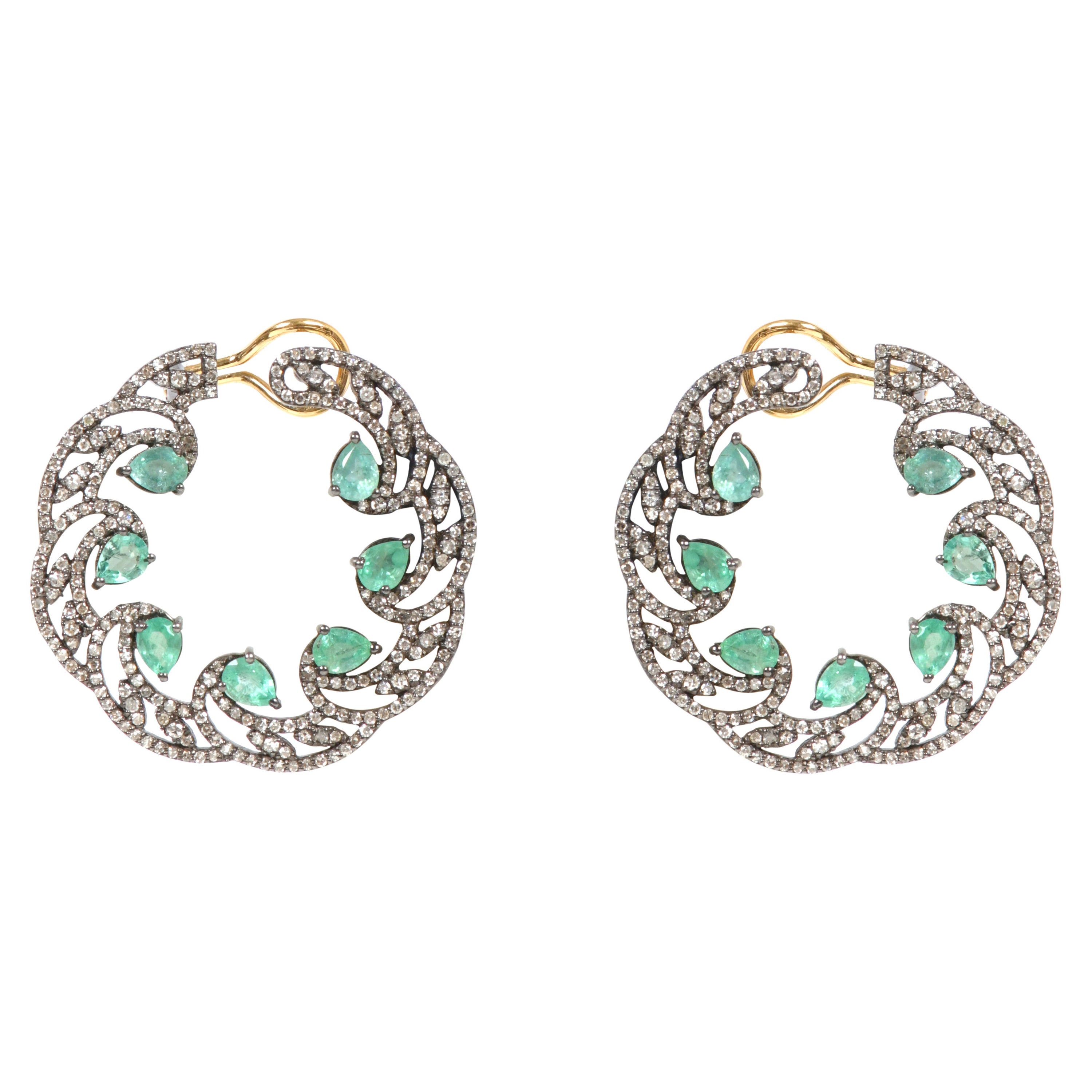 Pendientes de aro con esmeralda y diamantes modulados de 5,96 quilates en estilo Art-Deco en venta