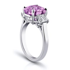 Bague en saphir rose taille radiant de 5,96 carats et diamants