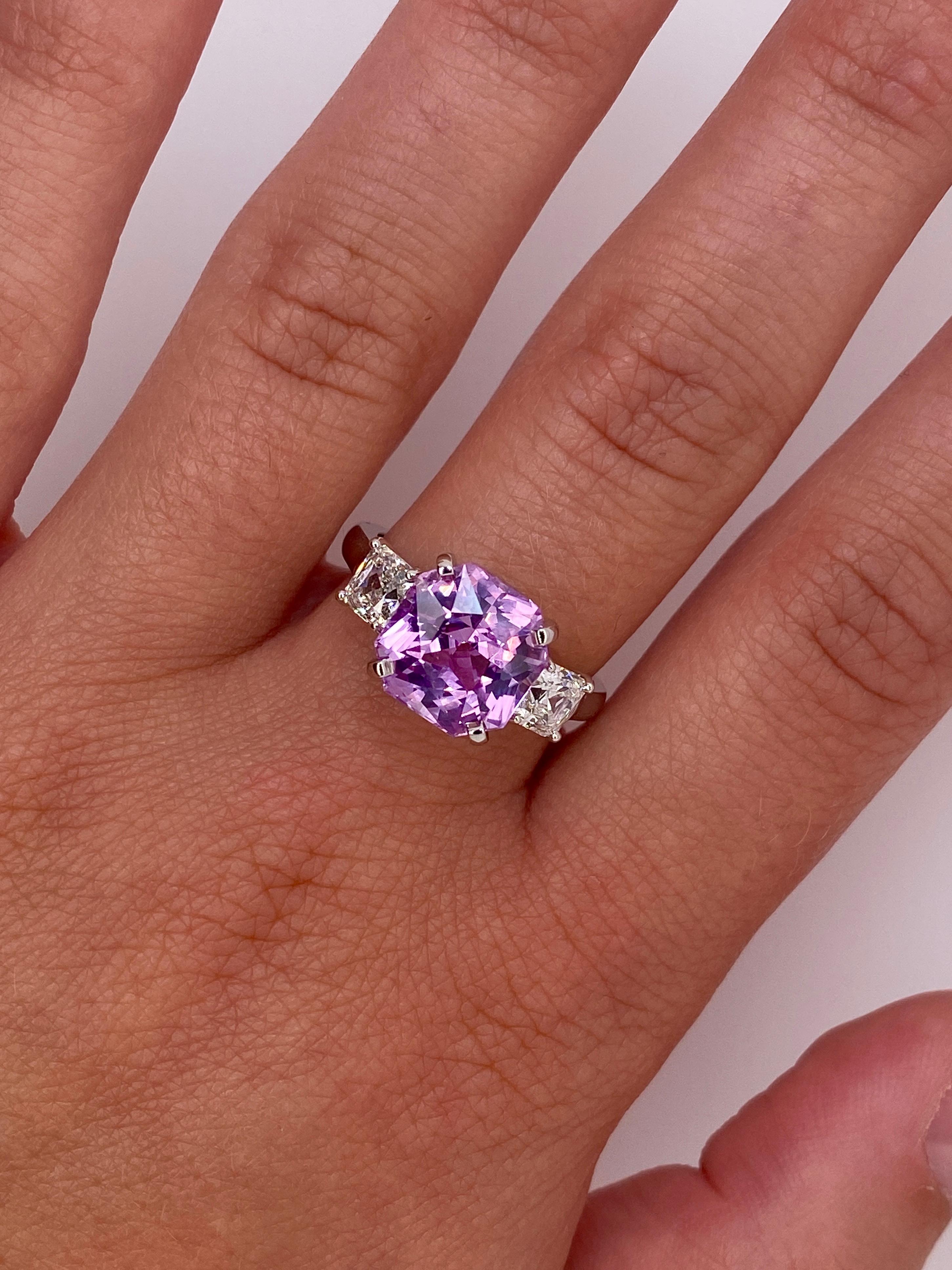 Ring mit 5,96 Karat rosa Saphir im Strahlenschliff und Diamanten im Zustand „Neu“ im Angebot in New York, NY