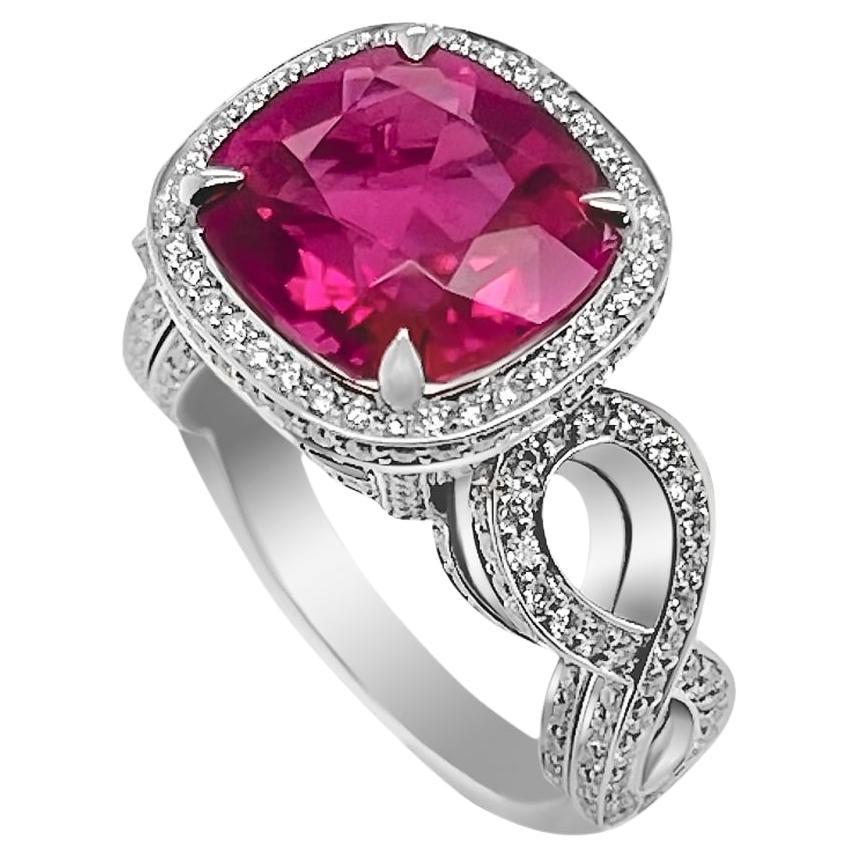 Cocktailring aus 18 Karat Weißgold mit 5,96 Karat lebhaftem Magenta-Rubelit und Diamant