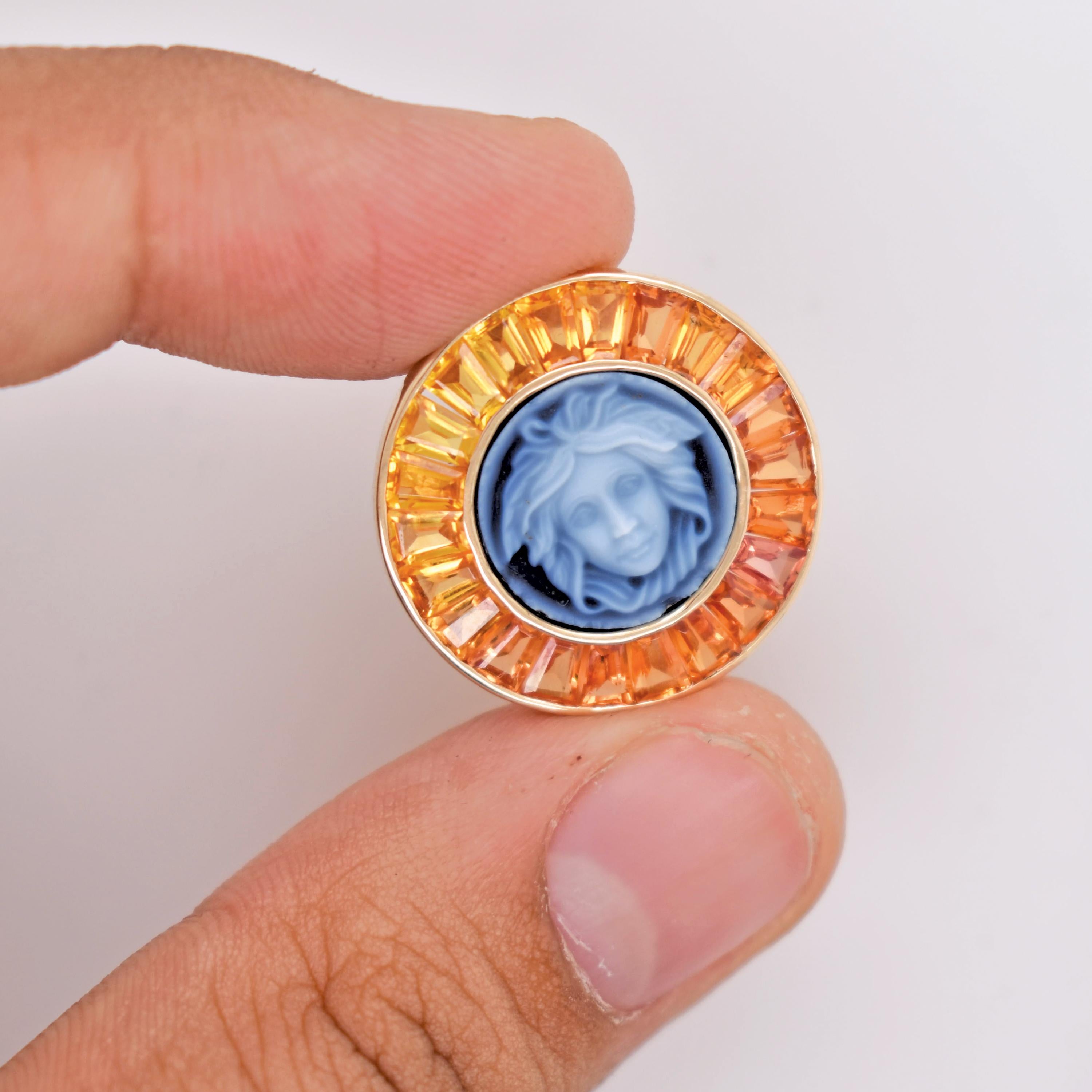 5.96 Carat Yellow Sapphire Baguette Cut Medusa Versace Cameo Shirt Gold Brooch In New Condition For Sale In Jaipur, Rajasthan