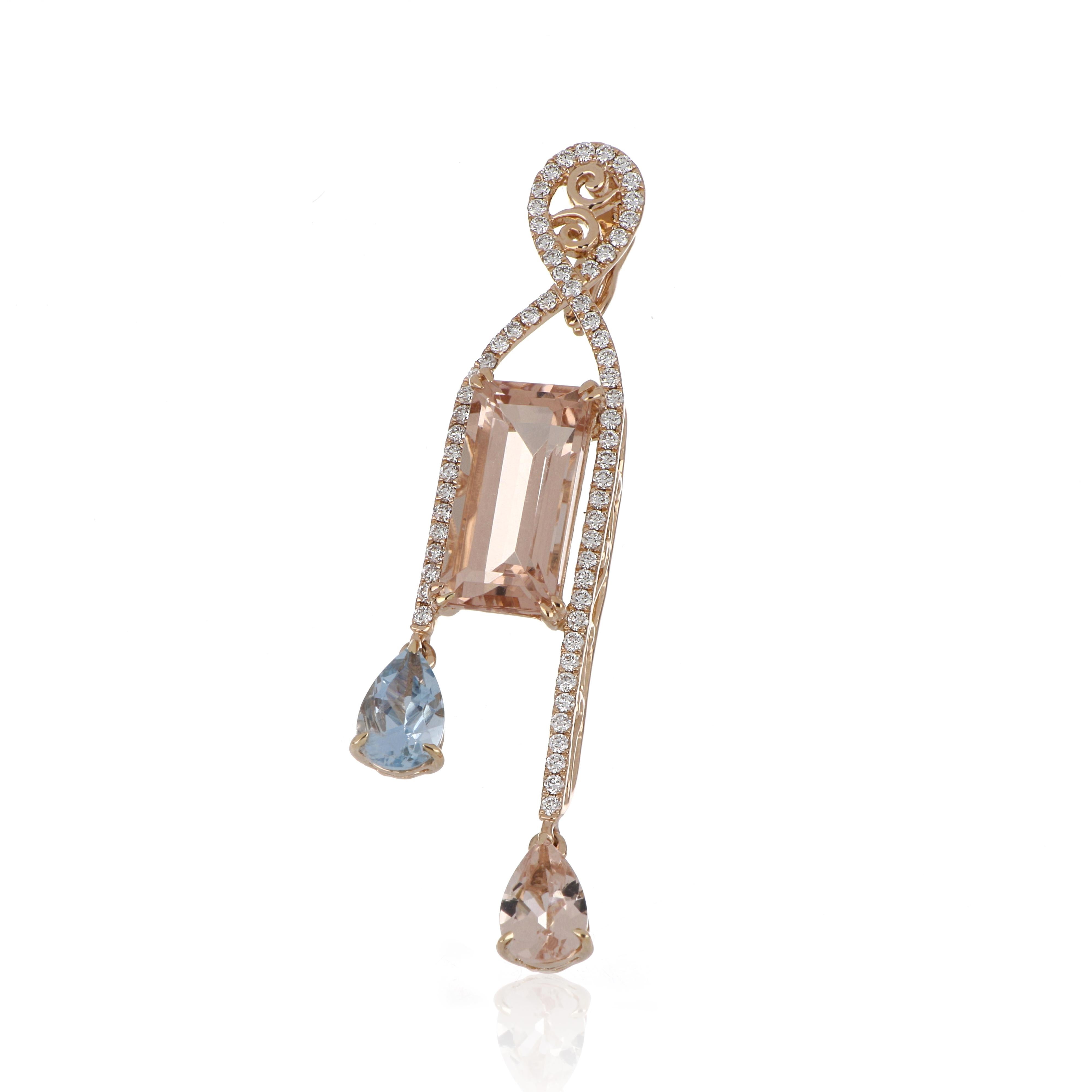 Ciondolo in oro elegante e squisitamente dettagliato, con Morganite taglio ottagono incastonata al centro e circondata da micro pave di diamanti, per un peso totale di circa 0,55 carati. Accentuato con 0,85 carati di acquamarina pera e 0,70 carati