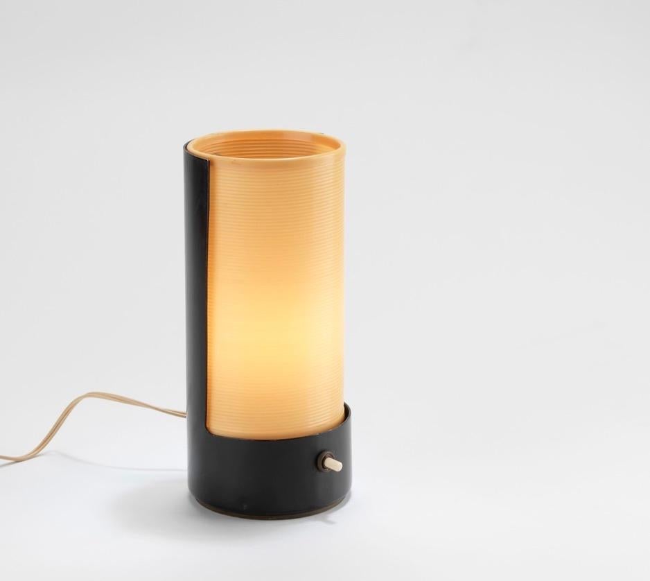 This lamp by Joseph André Motte, published by Disderot, is quite rare in its original version with rotaflex shade. What's more, the rotaflex, a type of plastic, has retained its original beige color.

Joseph-André Motte (1925-2013) was a French