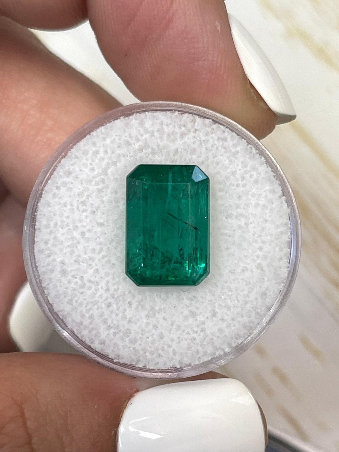 Stein: Smaragd
Gewicht: 5,97 Karat
Form: Smaragd-Schliff
Klarheit: Transparent
Lüster: Ausgezeichnet/Sehr gut
Farbe: Vivid Green
Abmessungen: 12,77 mm x 8,77 mm x 6,99 mm
Geografische Herkunft: Sambia
Behandlung: Natürlich, Ölen

Anmerkungen: