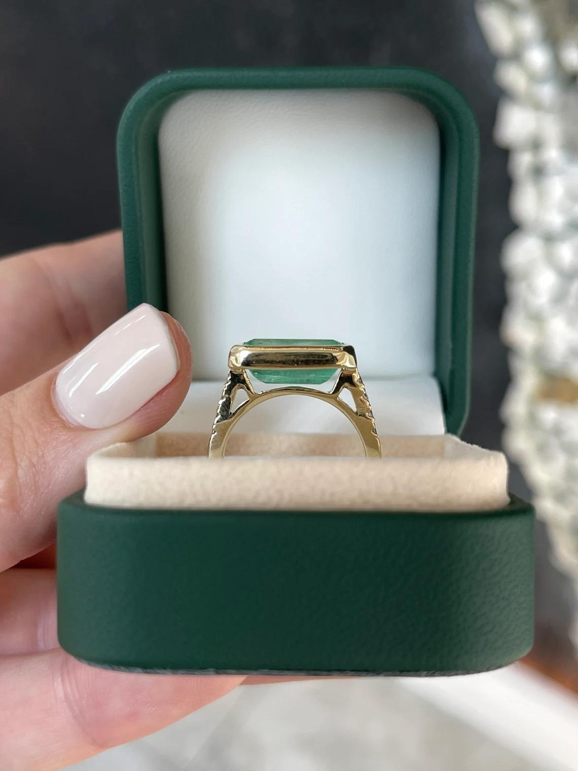 5,97tcw 14K Ost-West-Ring mit Smaragd-Emerald-Schliff und Diamant-Akzent-Lünette im Angebot 4