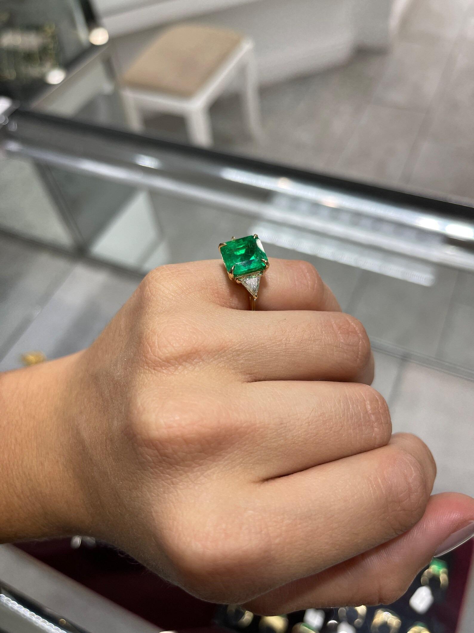 Modern 5.97tcw Fine Quality AAA Emerald & Trillion VS Diamond Three Stone Ring Gold 18K For Sale