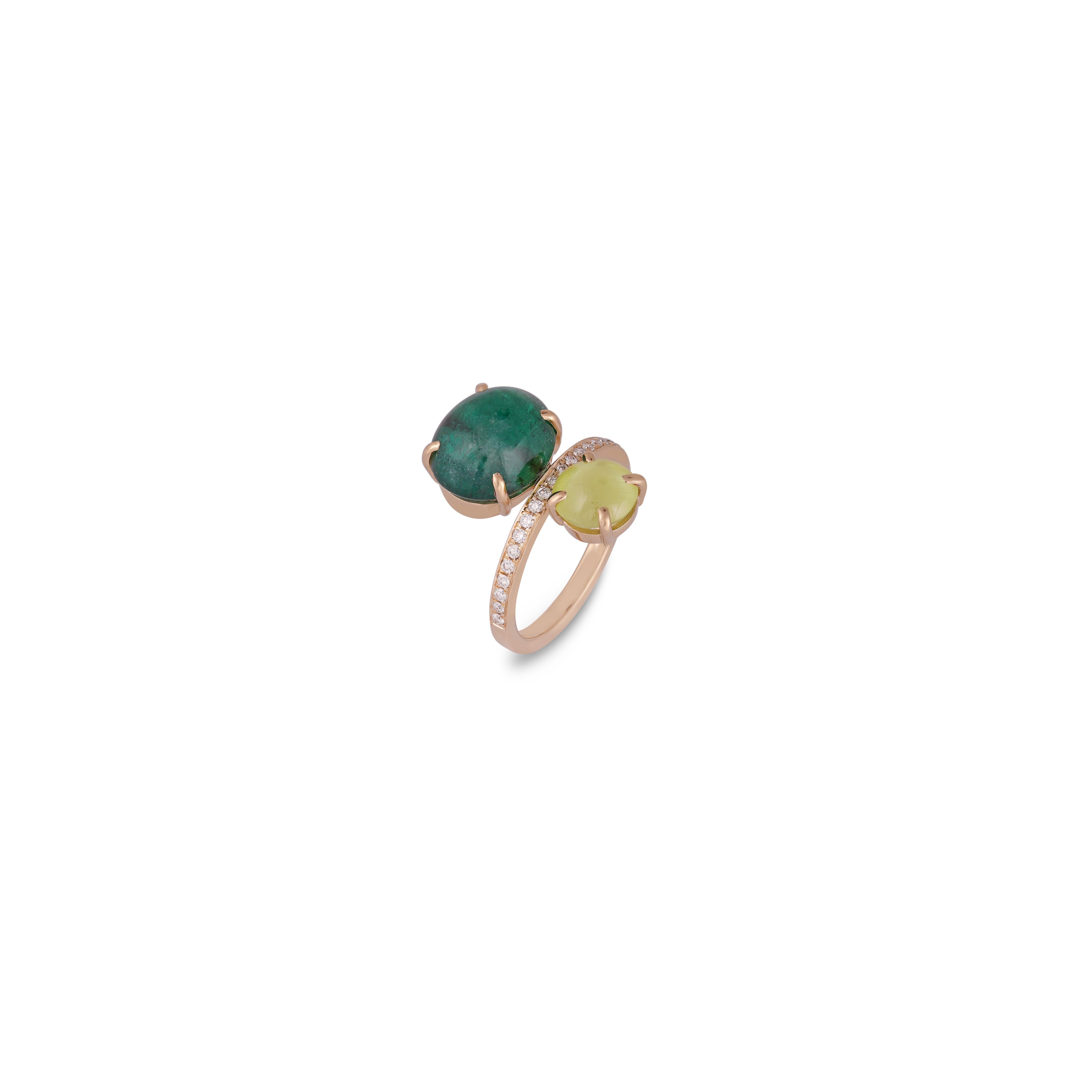 Contemporary 5.98 Carat Clear Emerald, Cats Eye & Diamond  Ring in 18K Yellow  Gold For Sale