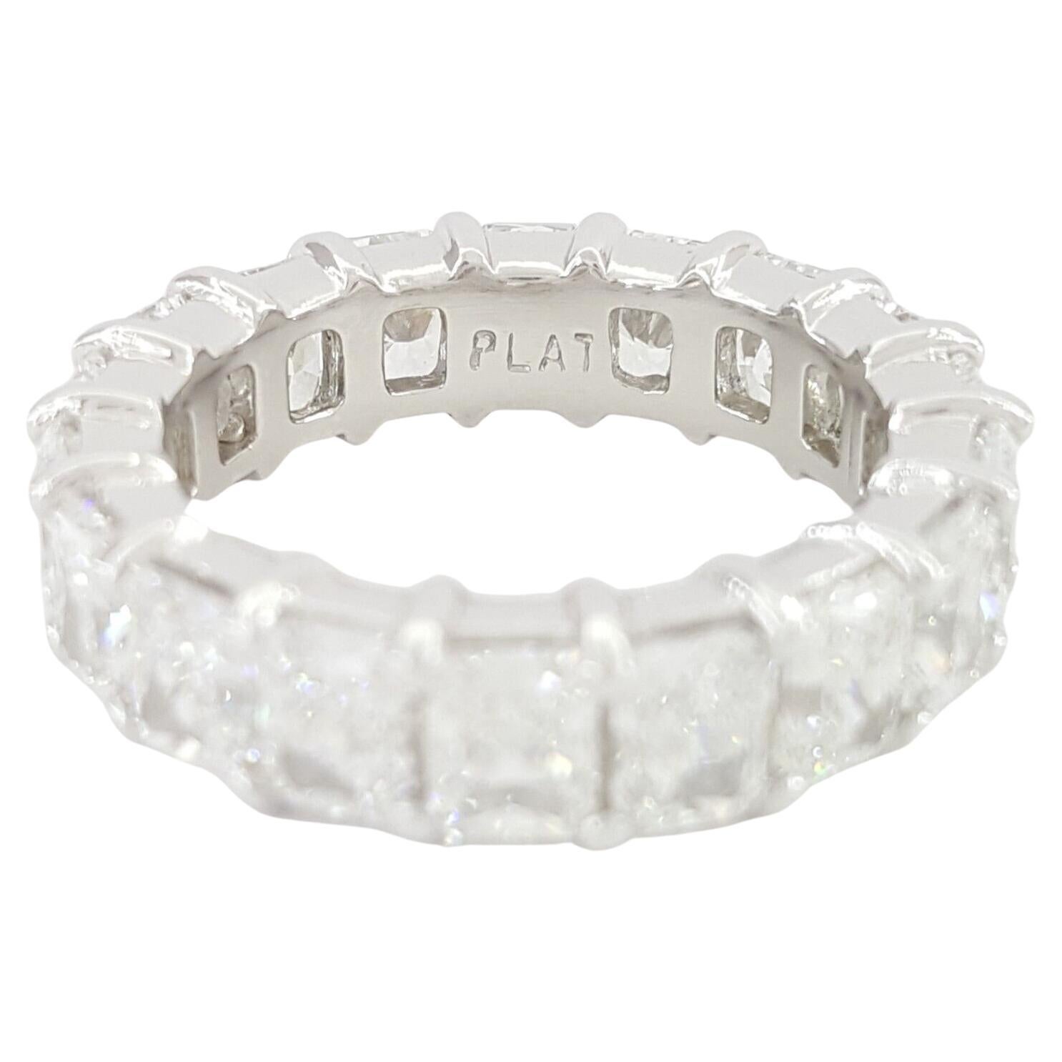 Te presentamos nuestra impresionante Eternity Band de Platino con Diamantes talla Esmeralda en Círculo Completo, un símbolo de amor eterno y elegancia atemporal. Elaborado por nuestros expertos joyeros internos, este exquisito anillo pesa 7,2 gramos