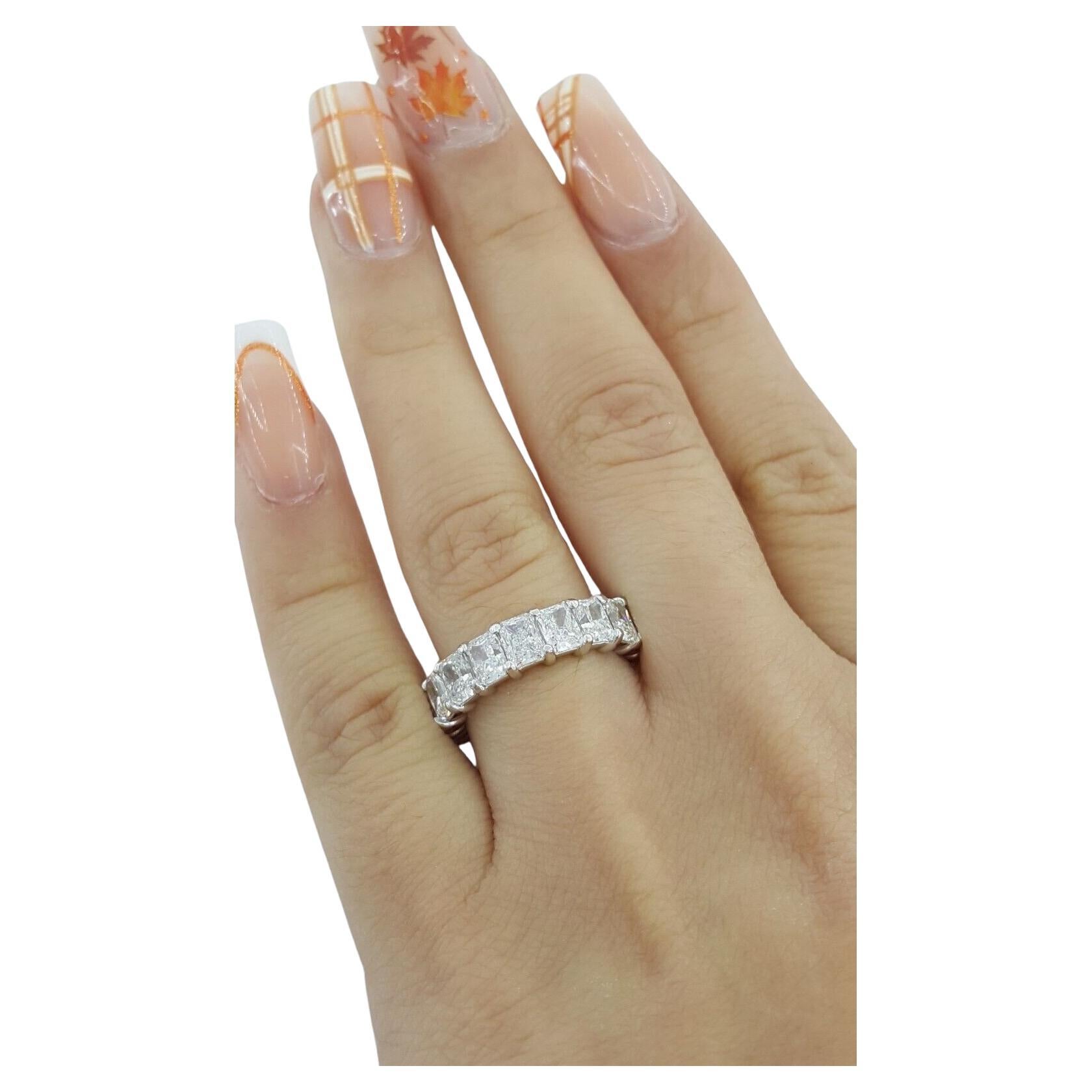 Anillo de eternidad de diamantes talla radiante de 5.98 quilates Corte esmeralda en venta