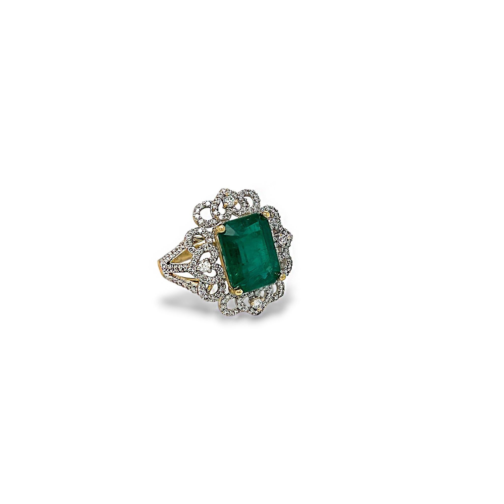 Dieser atemberaubende Ring besteht aus einem Smaragd von 5,98 Karat in der Mitte und runden Diamanten von insgesamt 1,01 Karat der Farbe H/I und der Reinheit SI. Gefertigt aus 14k Gelbgold, ist dieser Ring derzeit eine Größe 7, kann aber beim Kauf