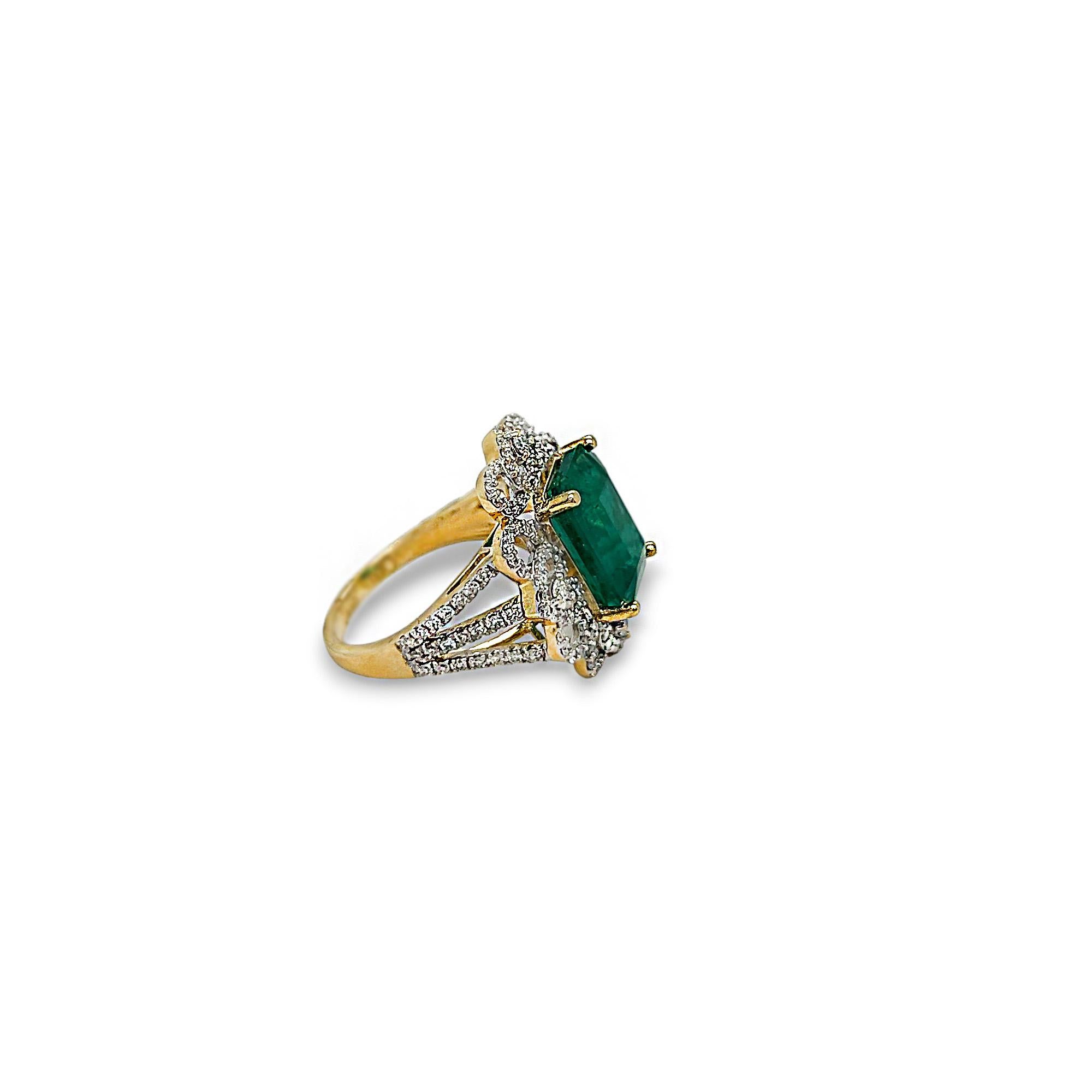 5,98 ct Smaragd und Diamant 14k Gelbgold Statement Ring (Smaragdschliff) im Angebot