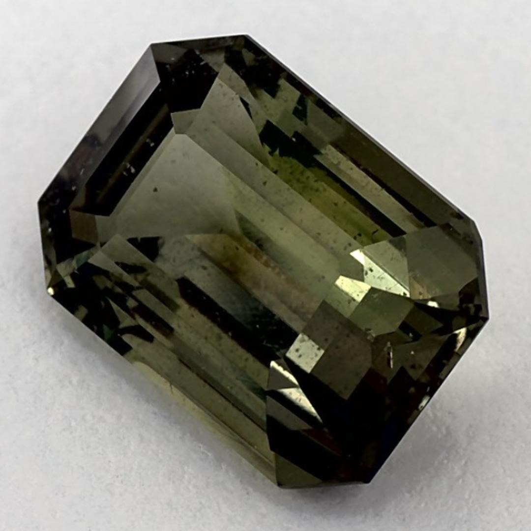 Este zafiro verde natural ofrece elegancia y sofisticación. Con su rica saturación de color y su corte preciso, es la pieza central perfecta para un anillo de compromiso o un diseño de joyería de lujo.

Este zafiro procede de Sri Lanka (Ceilán),