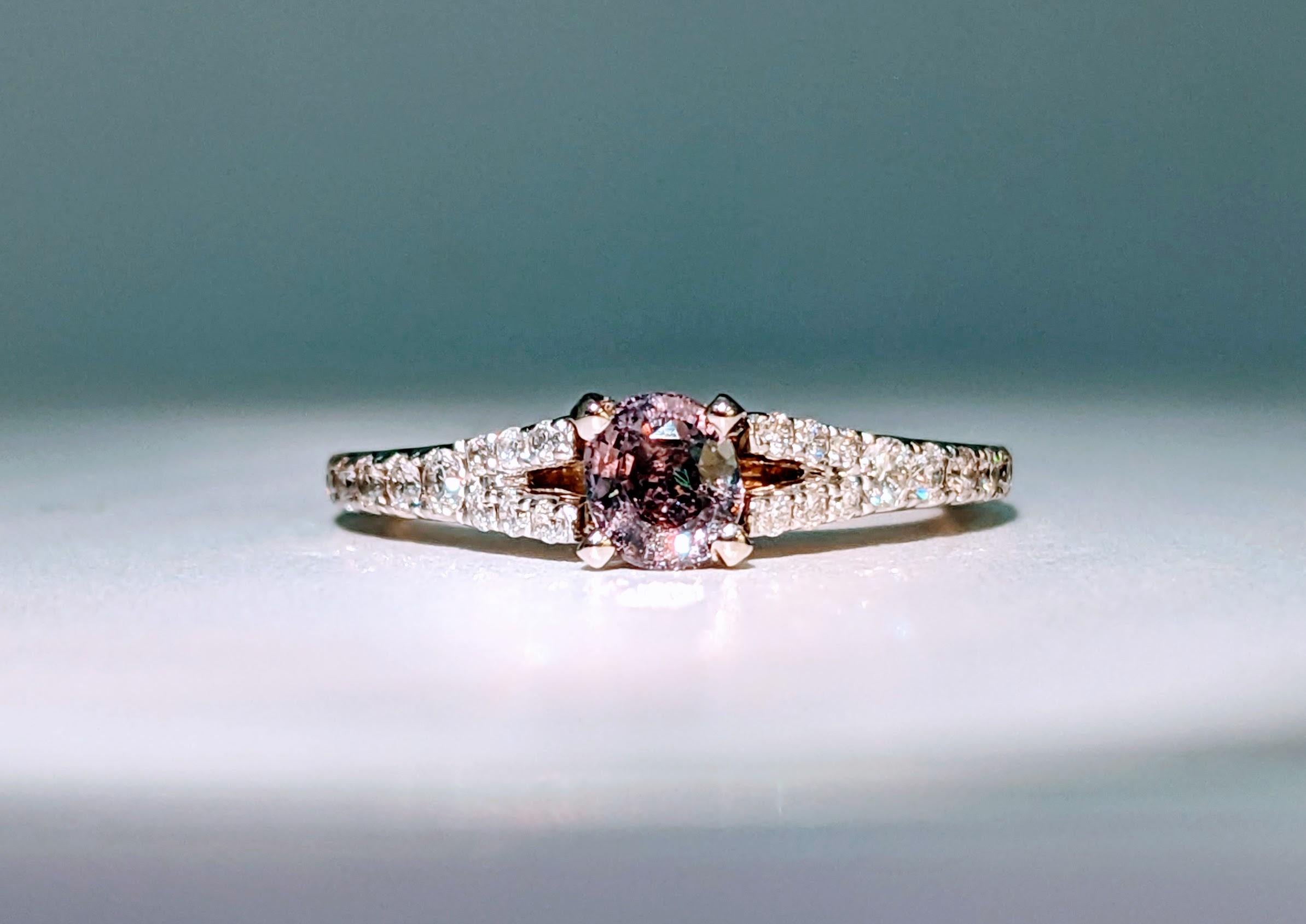 59 Karat Alexandrit & Diamant Platin/Gelbgold Ring

Unser exquisiter Platinring ist ein wahres Zeugnis für Luxus und Eleganz. Dieses wunderschöne, sorgfältig aus Platin gefertigte Schmuckstück besticht durch eine schillernde Anordnung von Diamanten