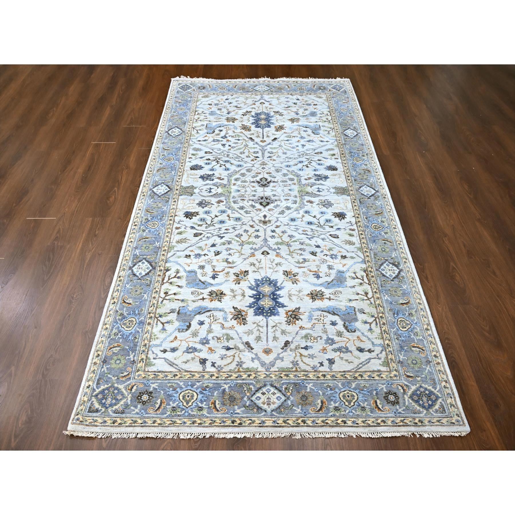 Blanc perle, Oushak avec motifs floraux, pure laine, noué à la main, tissage plus dense, Gallery Size Wide Runner, tapis d'Orient
Matières premières : Laine
Latex : Non Hauteur des poils : 0.25 pouces
Style : Transitionnel
Couleur primaire :