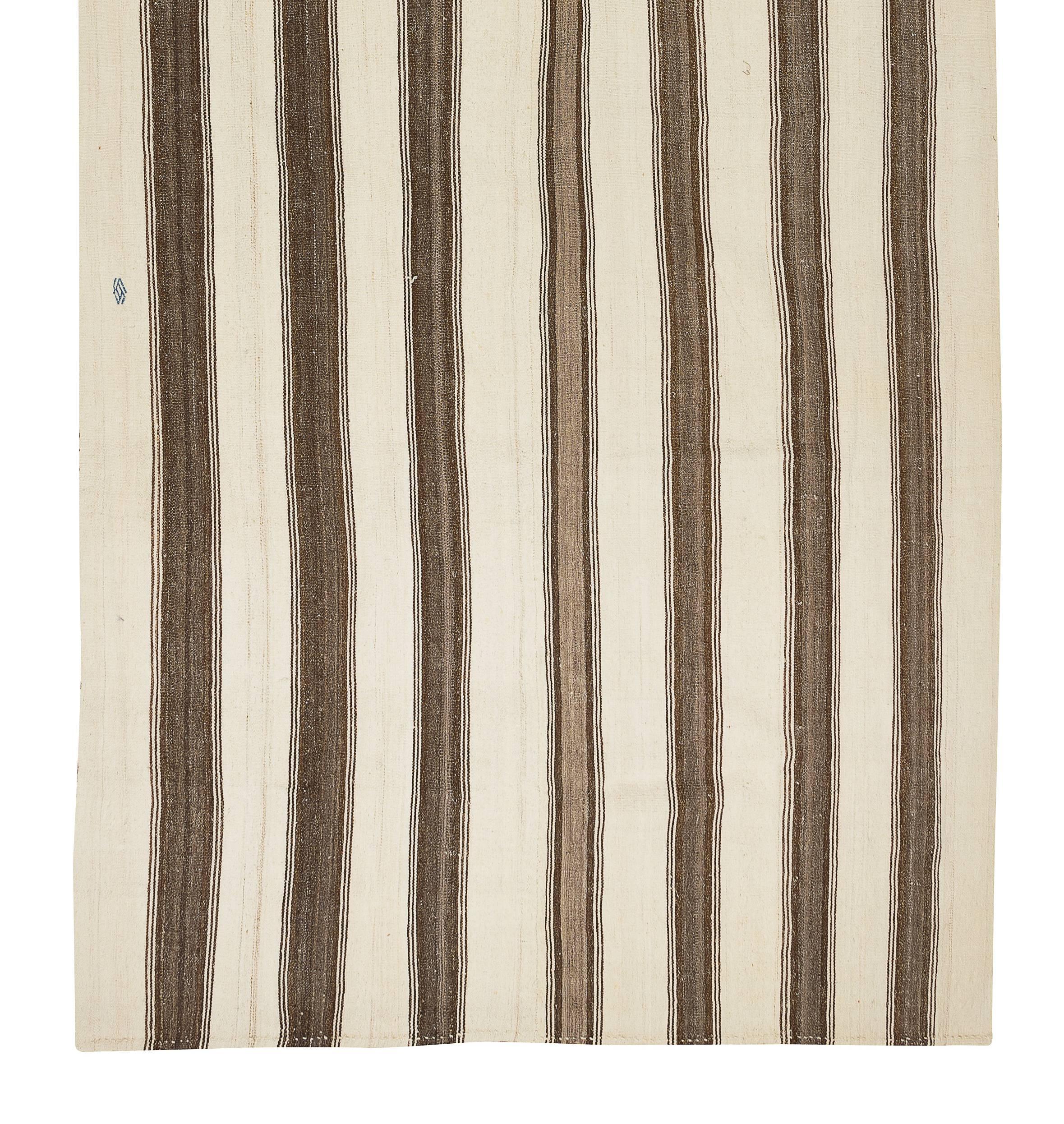 5.9x12.9 Ft Vintage Handgefertigter türkischer Kelim-Teppich aus 100 % unbefärbter Wolle im Zustand „Gut“ im Angebot in Philadelphia, PA