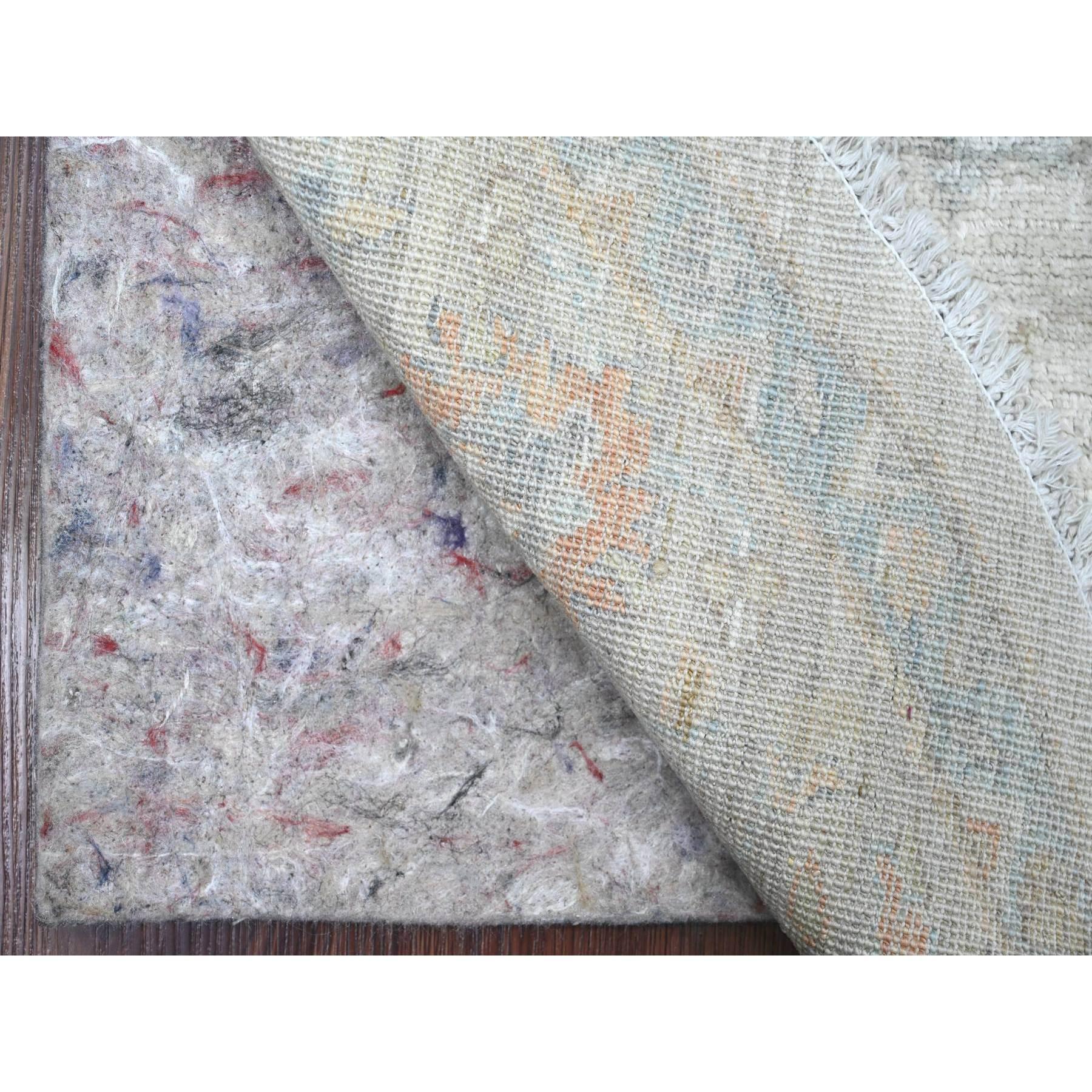 Cascading White, ausgewaschener Peshawar mit Heriz-All-Over-Muster, High Mountain Wool, dicht gewebt, handgeknüpft, rund, Orientteppich
Primäre MATERIALIEN: Wolle
Latex: Kein Flor 
Höhe: 0,25 Zoll
Stil: Transitional
Grundfarbe: Elfenbein
Sekundäre