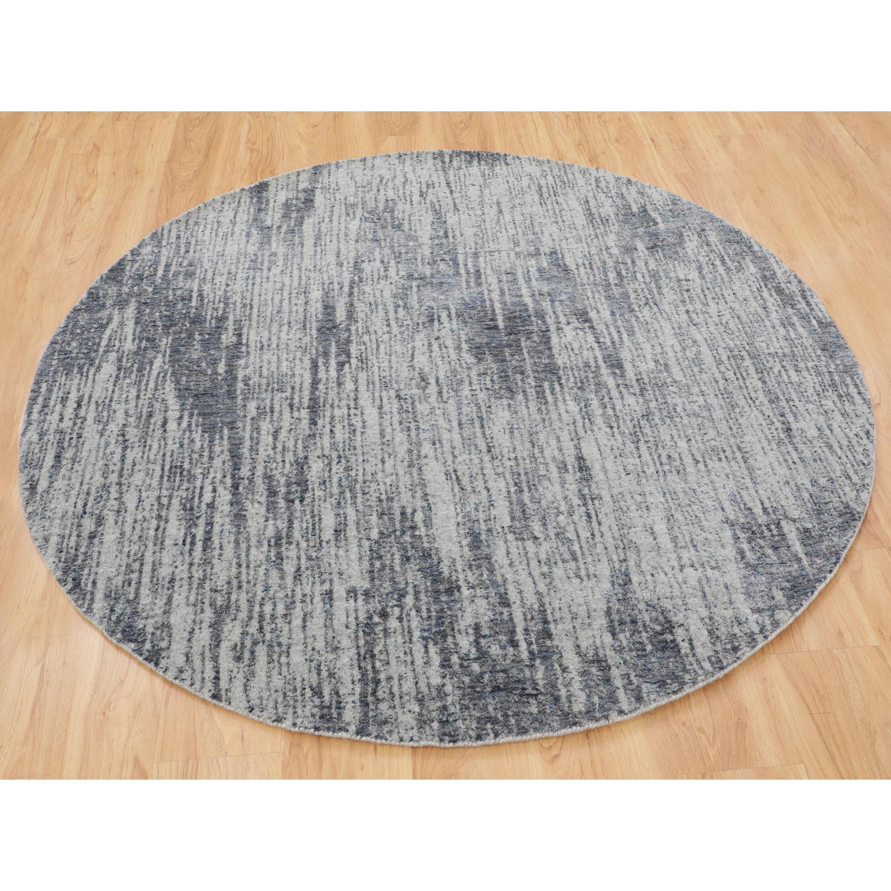 Dies ist eine wirklich echte one-of-a-kind Gray Fine Jacquard Hand Loomed Modern Wool and Art Silk Round Oriental Rug. Es wurde monatelang von erfahrenen Handwerkern in der jahrhundertealten persischen Webtechnik gewebt.
Primäre MATERIALIEN: Wolle &