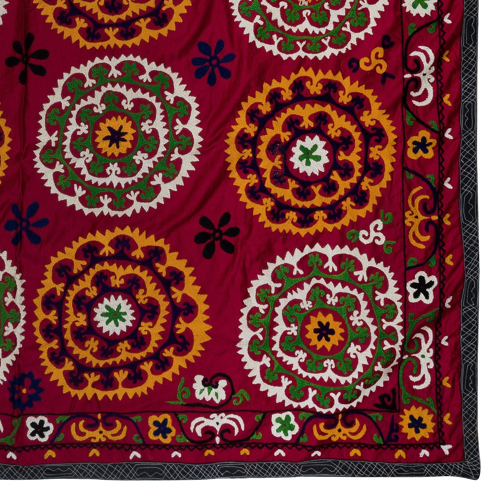 5.9x6.6 Fuß Einzigartiger Suzani-Wandbehang aus Seide, Vintage, rot bestickter Bettbezug (Usbekisch) im Angebot