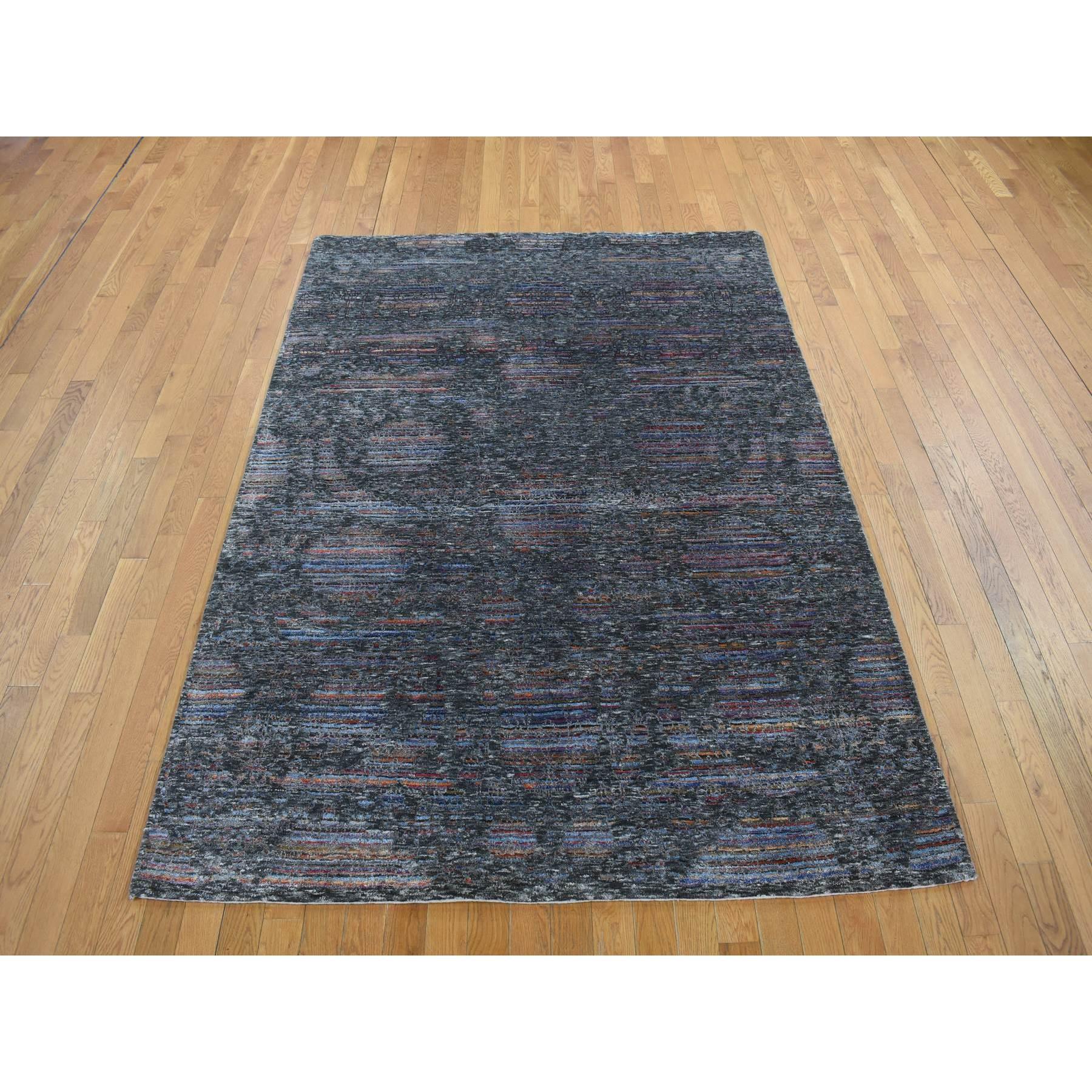Unheimlich Schwarz, Gelöscht, Handgesponnene Wolle und Seide, Gabbeh verdecktes Design, Dick und Plüsch, Handgefertigt, Orientteppich
Primäre MATERIALIEN: Wolle & Seide
Latex: Kein Flor 
Höhe: 0,25 Zoll
Stil: Transitional
Grundfarbe: