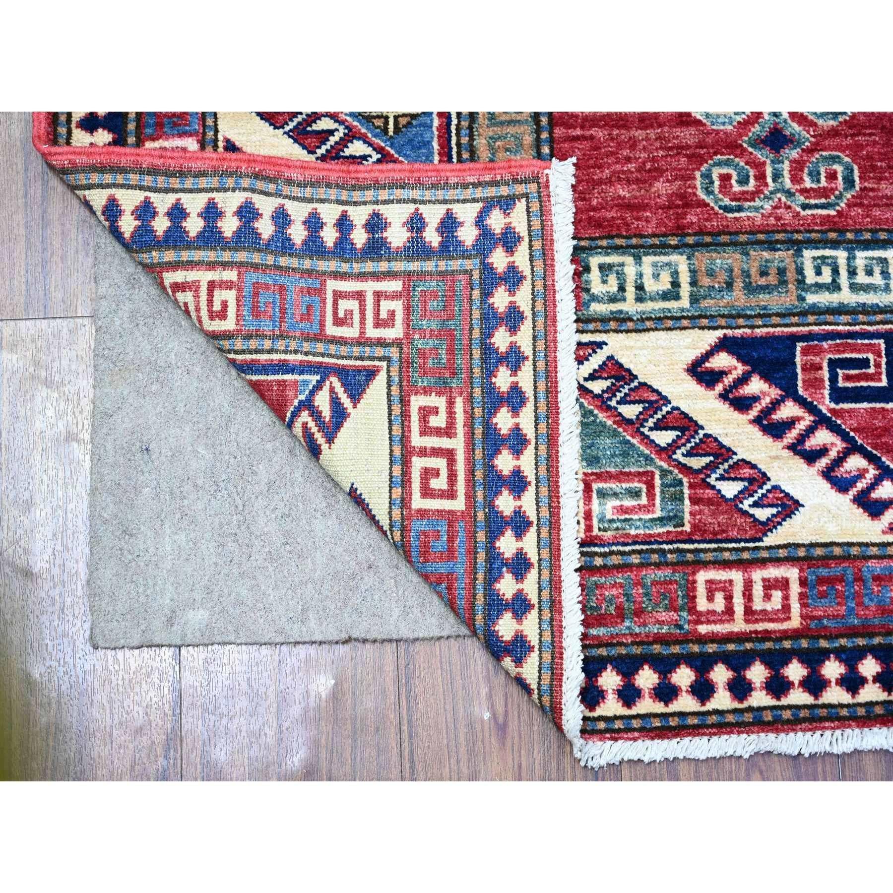 Si tratta di un autentico esemplare unico di tappeto orientale afghano Super Kazak Bordjalou Design, annodato a mano. È stato annodato per mesi e mesi con tecniche di tessitura secolari da esperti artigiani.
Materiali primari: Lana
Lattice: No Pile