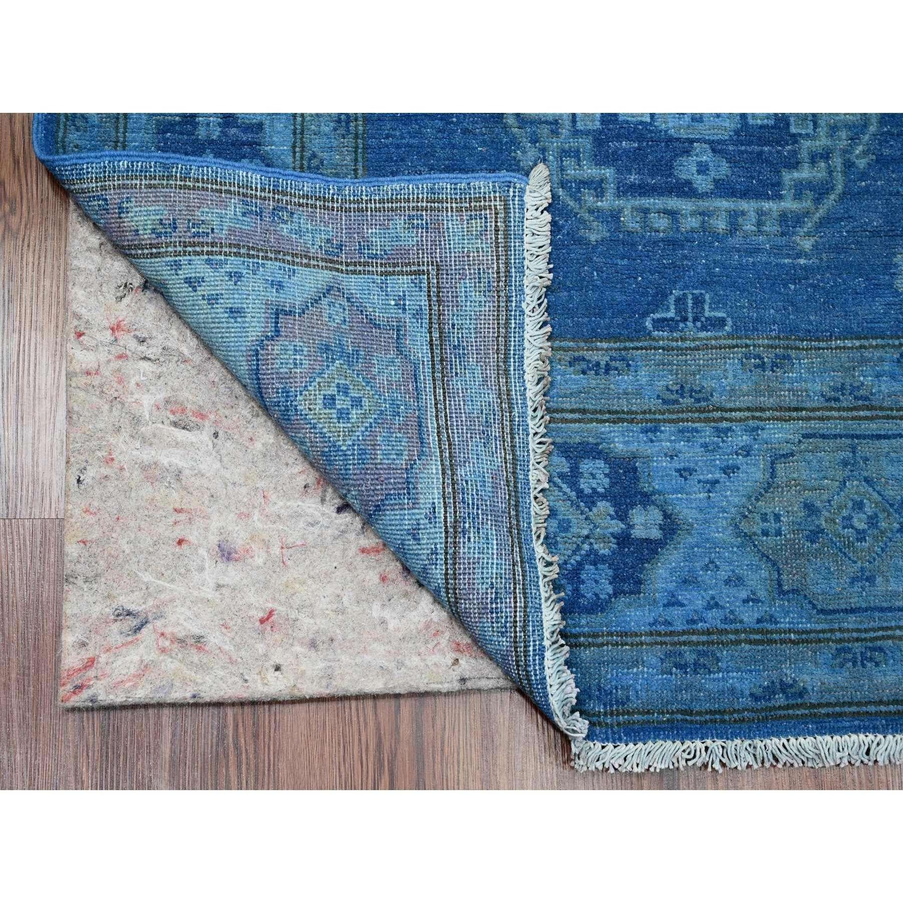 Bleu impérial, Kazak surteint avec motif de médaillons géométriques, pure laine, noué à la main, tapis d'Orient
Matières premières : Laine
Latex : Pas de poils 
hauteur : 0,25 pouces
Style : Traditionnel
Couleur primaire : bleu
Couleurs secondaires