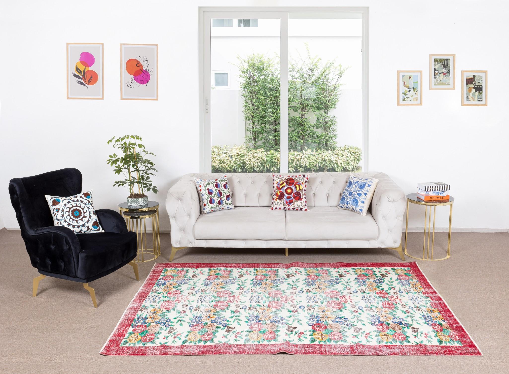 Ein türkischer Teppich im Vintage-Look. Es wurde in den 1960er Jahren handgeknüpft und hat ein florales Allover-Muster und eine feste Hauptbordüre. Niedriger Wollflor auf fein gewebter Baumwollunterlage. Robust und geeignet für stark frequentierte