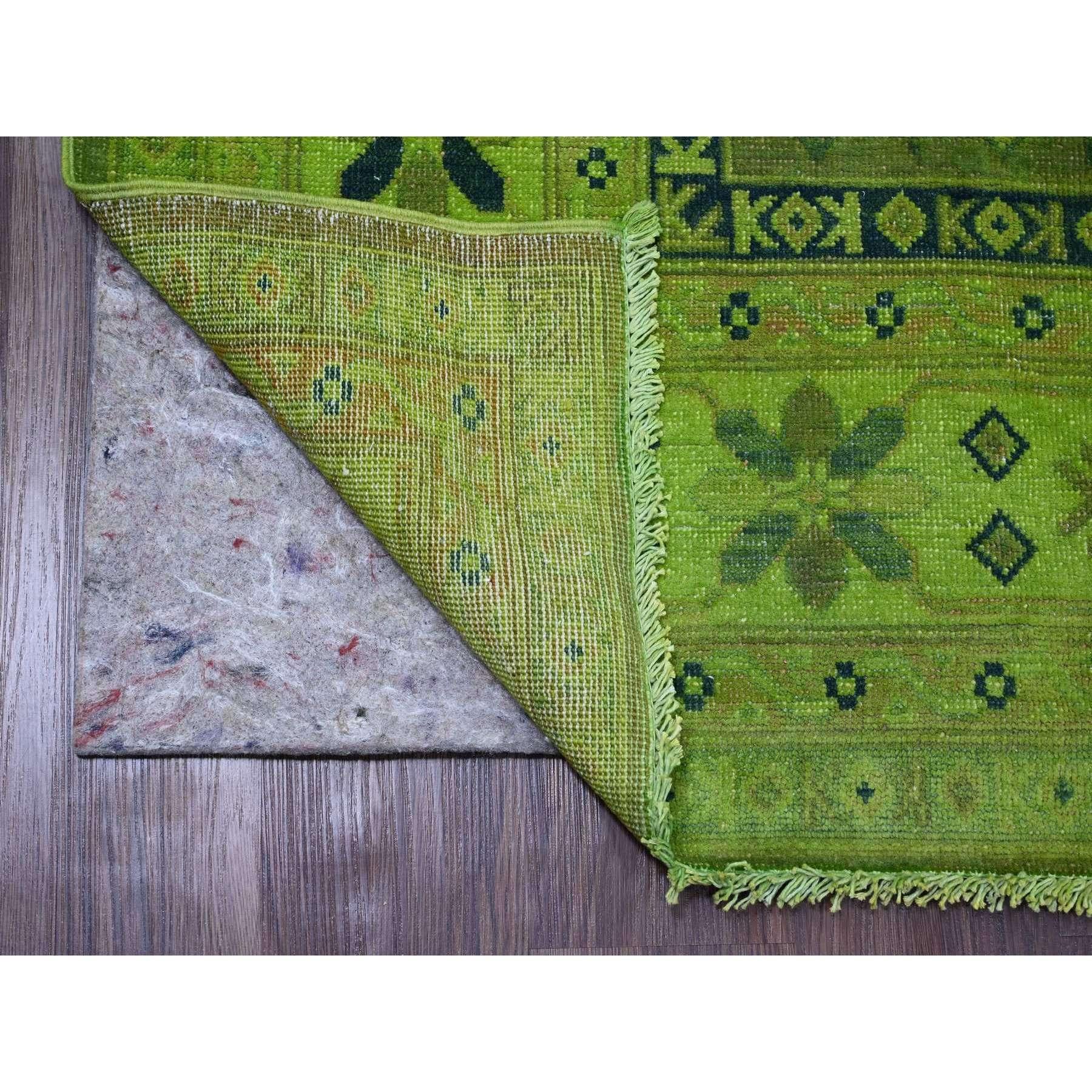 Verde Pepinillo, Kazak Sobreteñida con Patrón Geométrico, Anudada a Mano, 100% Lana, Alfombra Oriental
Materiales primarios: Lana
Látex: Sin pelo 
altura: 0,25 Pulgadas
Estilo: Tradicional
Color principal: Verde
Colores secundarios: Ninguno
Patrón:
