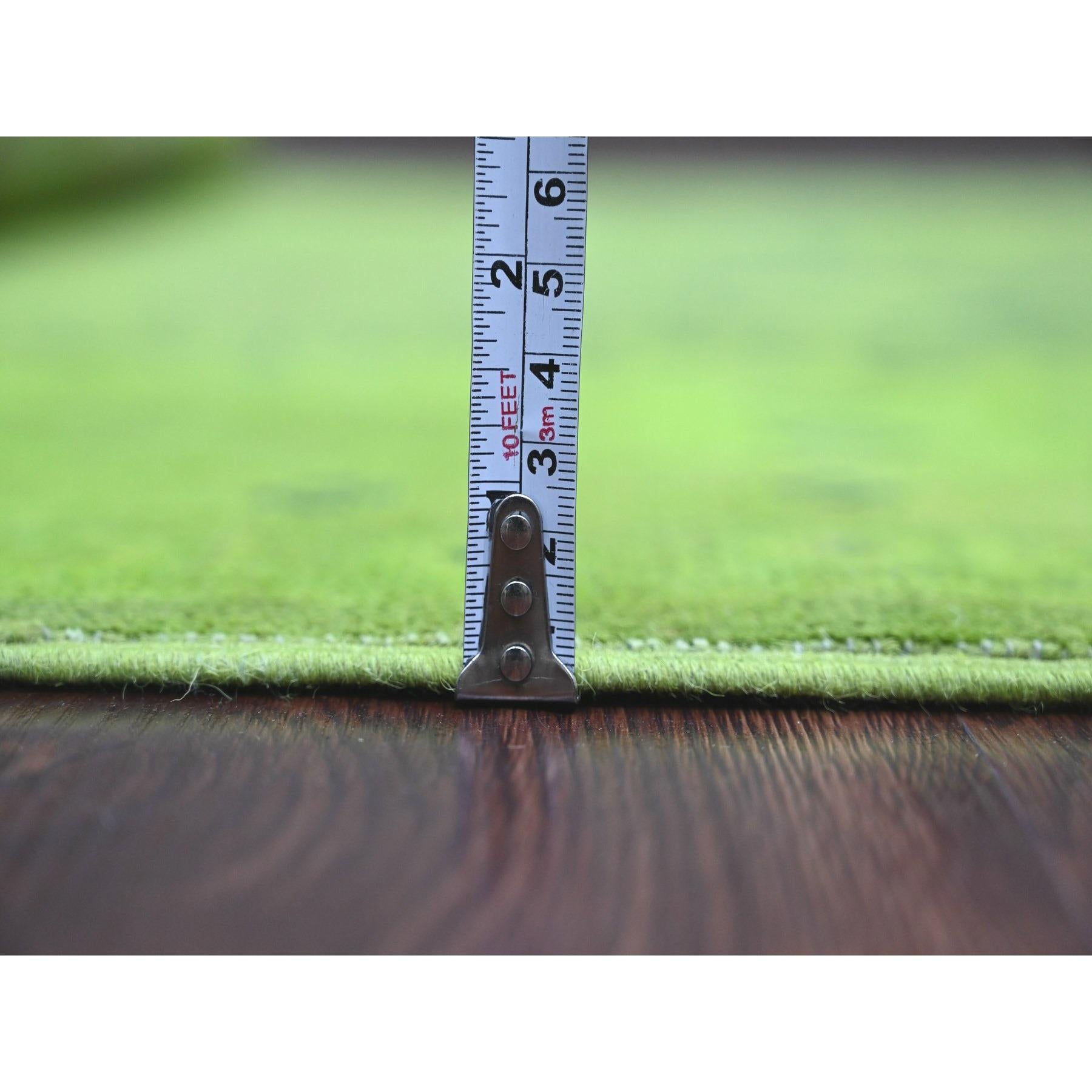 Alfombra de lana anudada a mano con motivos geométricos Kazak teñida de verde Pickle x 8'7 Anudado a mano en venta