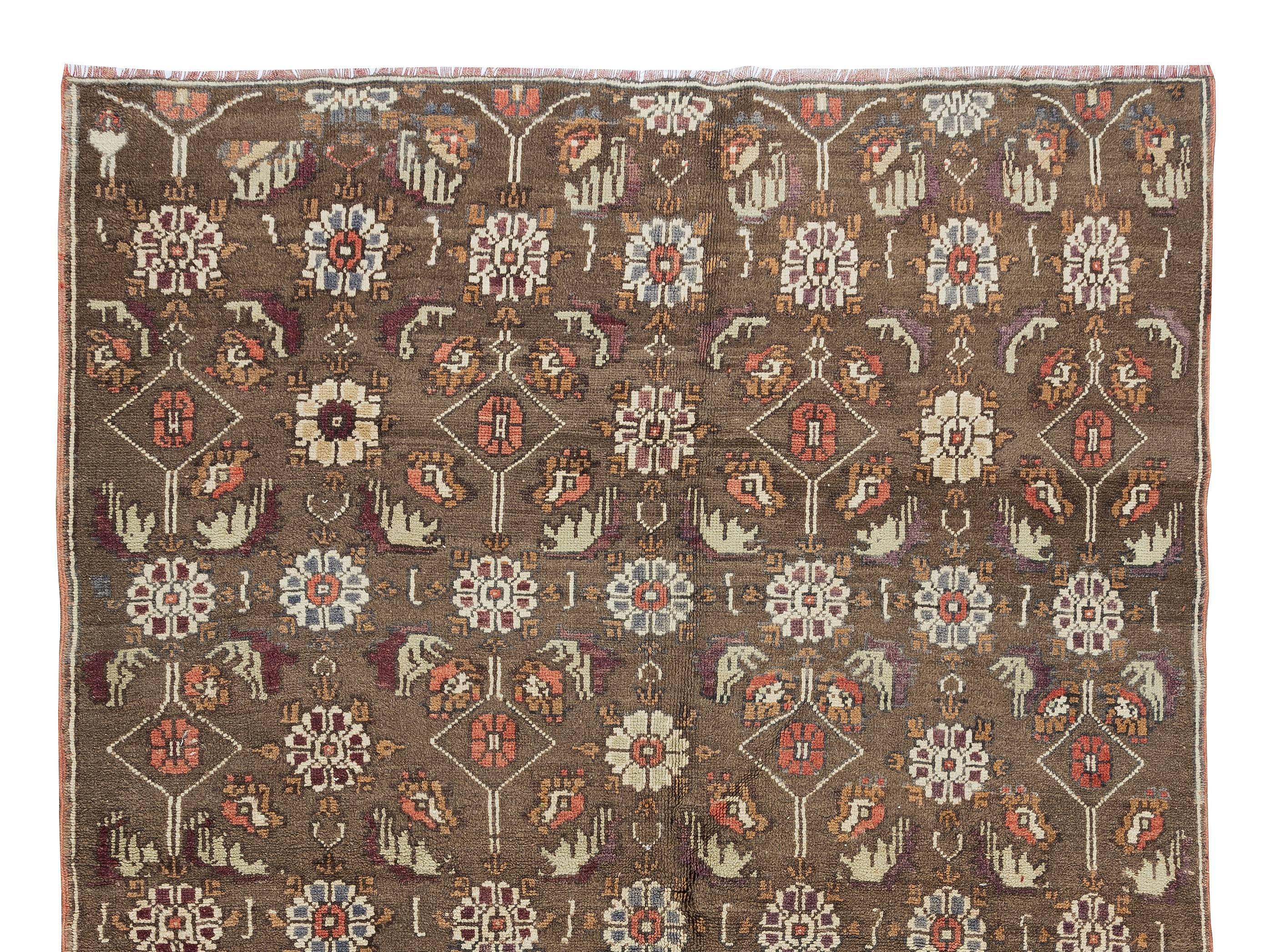 Turc 5.9x8.9 Ft Home Decor Tapis anatolien vintage à motif floral noué à la main en brun en vente