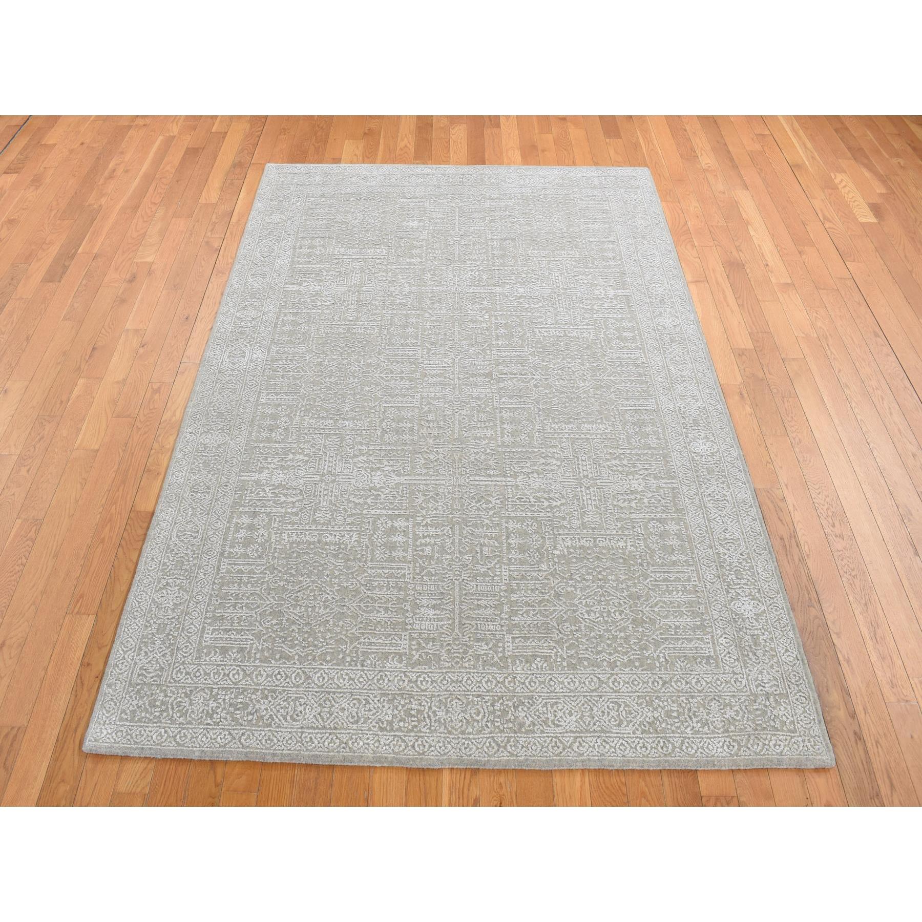 Dorian Gray, Wolle und Seide auf pflanzlicher Basis, feiner Jacquard-Handwebteppich, Ton in Ton, Orientteppich
Primäre MATERIALIEN: Wolle & Seide
Latex: Kein Flor 
Höhe: 0,25 Zoll
Stil: Transitional
Grundfarbe: Grau
Sekundärfarben: Elfenbein
Muster: