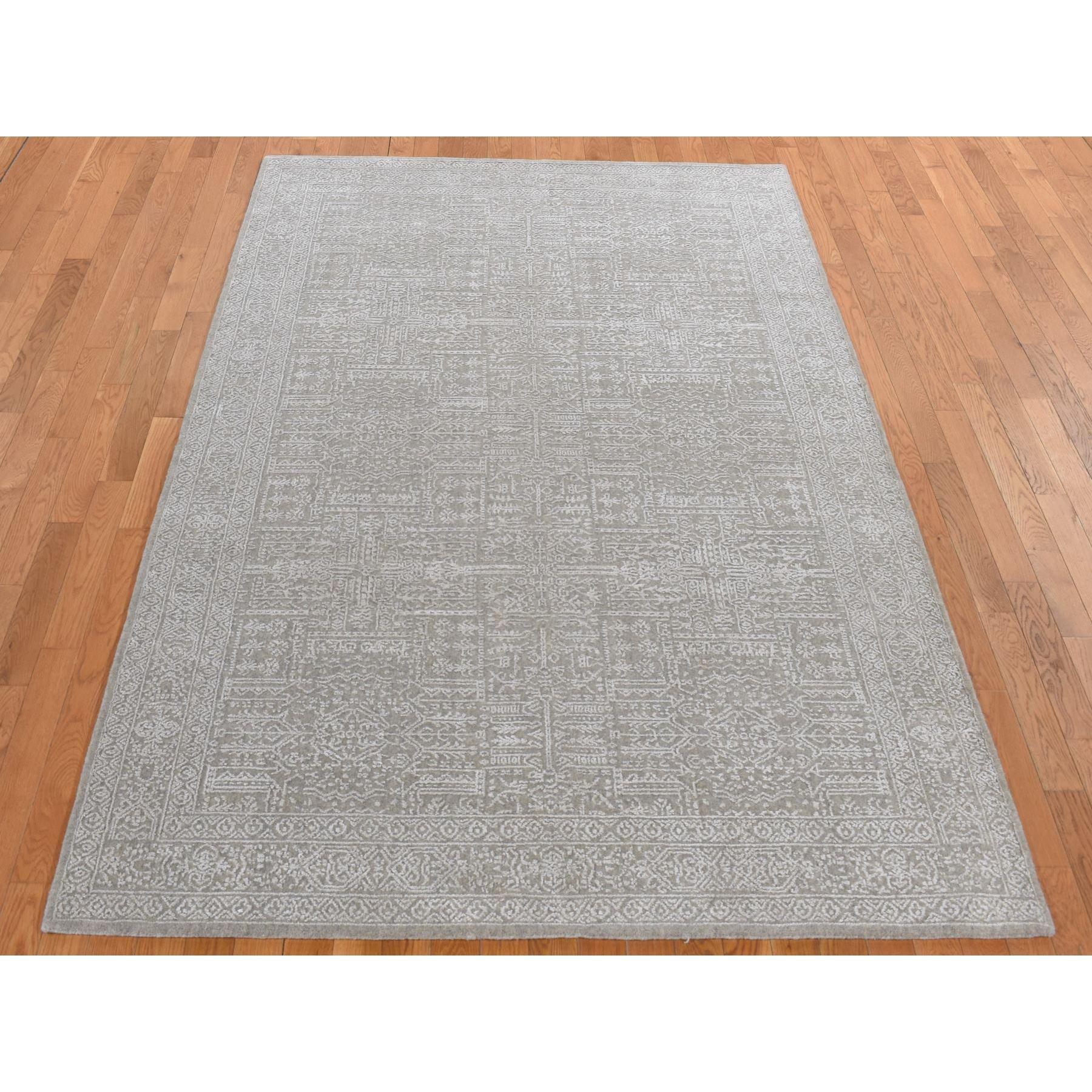 Dorian Gray, Wolle und Seide auf pflanzlicher Basis, feiner Jacquard-Handwebteppich, Ton in Ton, Orientteppich
Primäre MATERIALIEN: Wolle und Seide auf Pflanzenbasis
Latex: Kein Flor 
Höhe: 0,25 Zoll
Stil: Transitional
Grundfarbe: