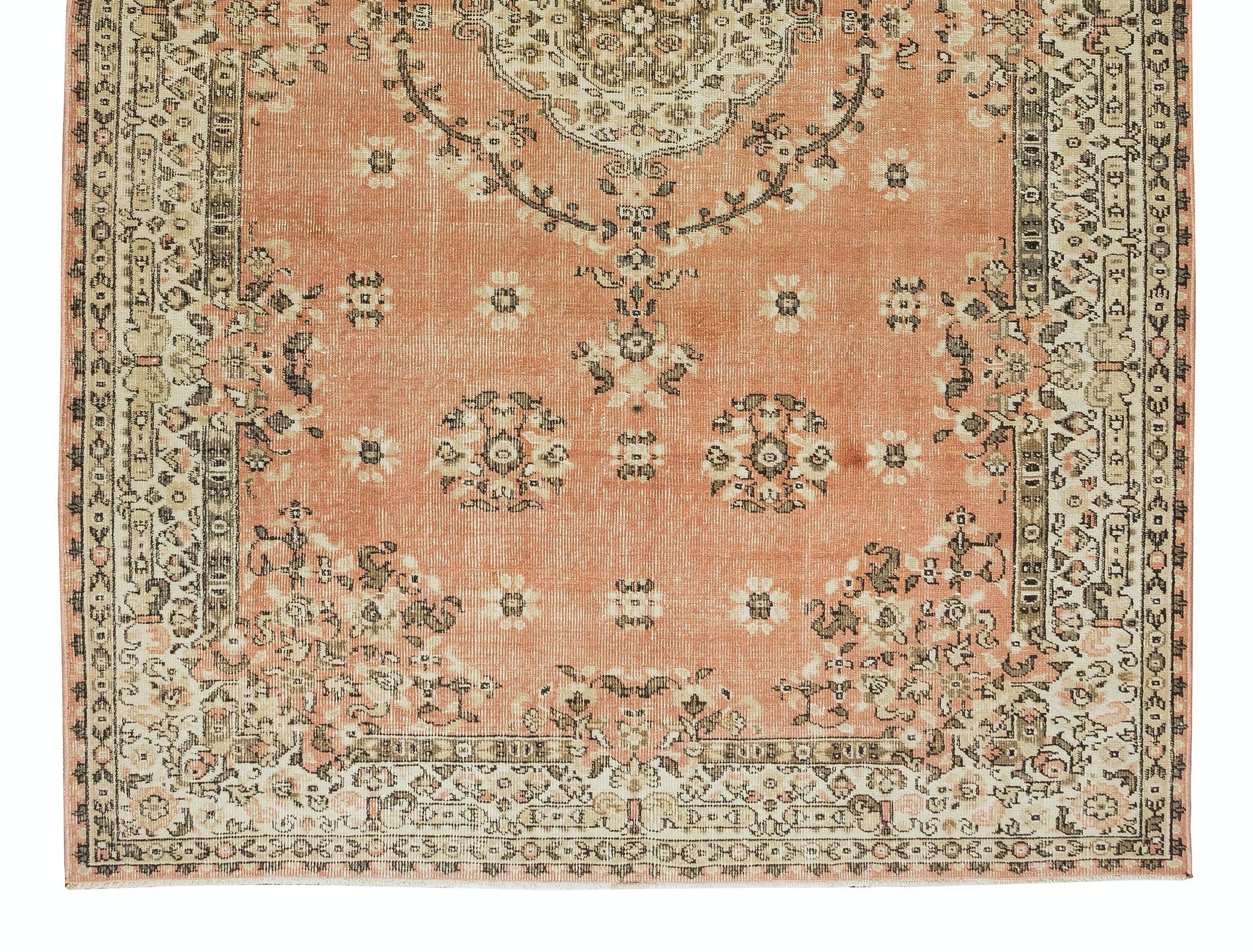 Türkischer Vintage-Teppich in Rot und Beige mit handgeknüpftem Medaillon-Design, 6x9.2 m im Zustand „Gut“ im Angebot in Spring Valley, NY
