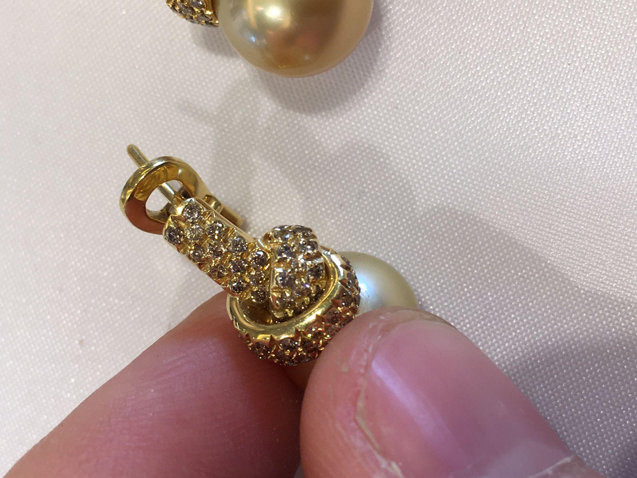 A beautiful pair of earring by mikimoto.
this pair of earring comes in 18kt yellow gold with a stunning pair of 5+A yellow gold pearls from South Sea in Australia and diamonds.
