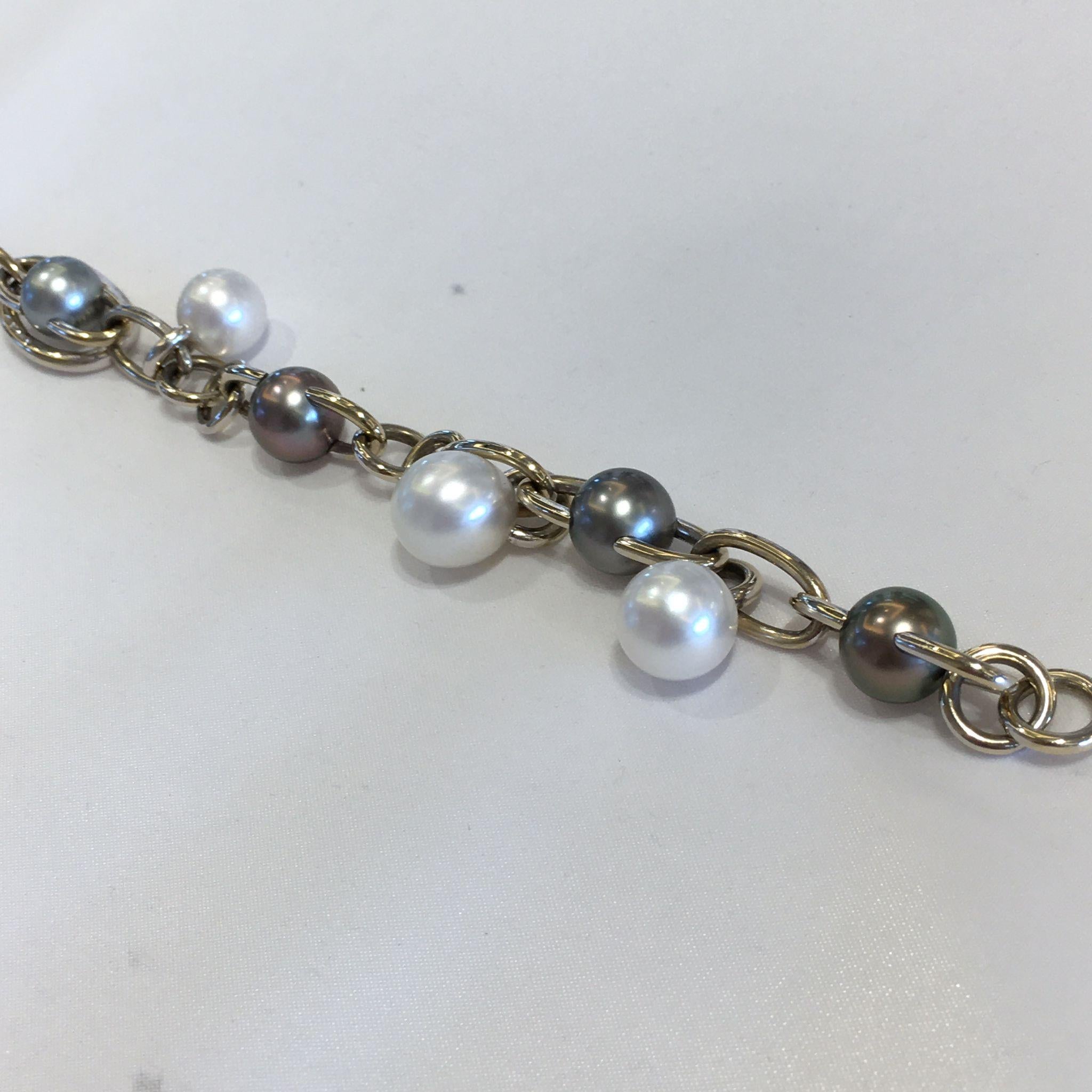 bracelet de perles de Tahiti 5A+ en or blanc 18kt et maillons ovales, de notre stock depuis 2006.
Pièce magnifique et intemporelle réalisée par Mikimoto.
Cette pièce sera livrée avec notre sac et les deux garanties par nous et Mikimoto.

