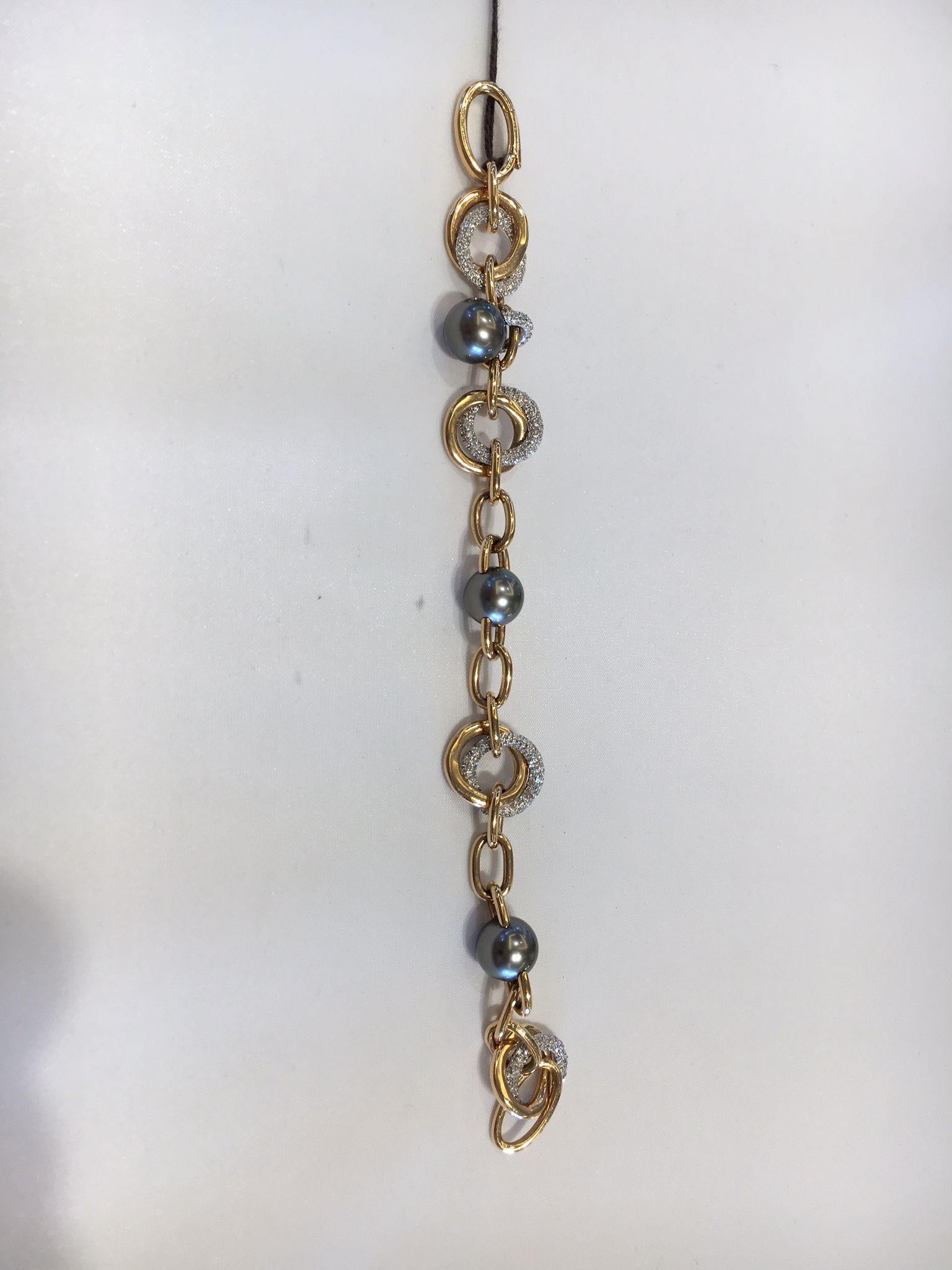 5A+ Bracelet de perles thaïlandaises en or blanc et rose de 18kt avec diamants par Mikimoto.
bracelet magnifique et intemporel fabriqué par Mikimoto dans notre stock depuis 2008.
Le bracelet est fabriqué avec des perles noires de Thaiti, et il est