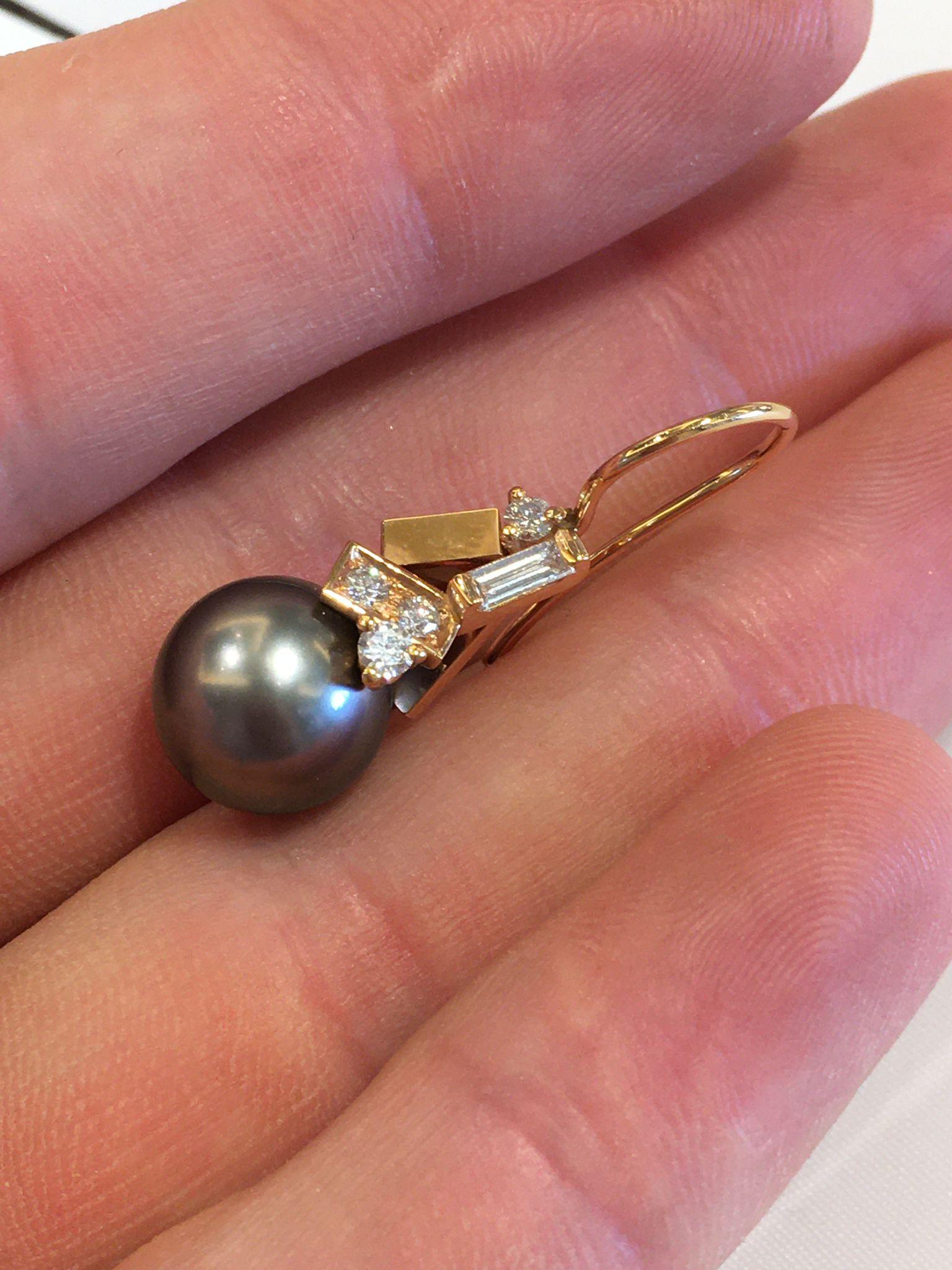 Neoclassical 5+A Thaitian dark pearl 18kt yellow gold with diamond earring by mikimoto. For Sale