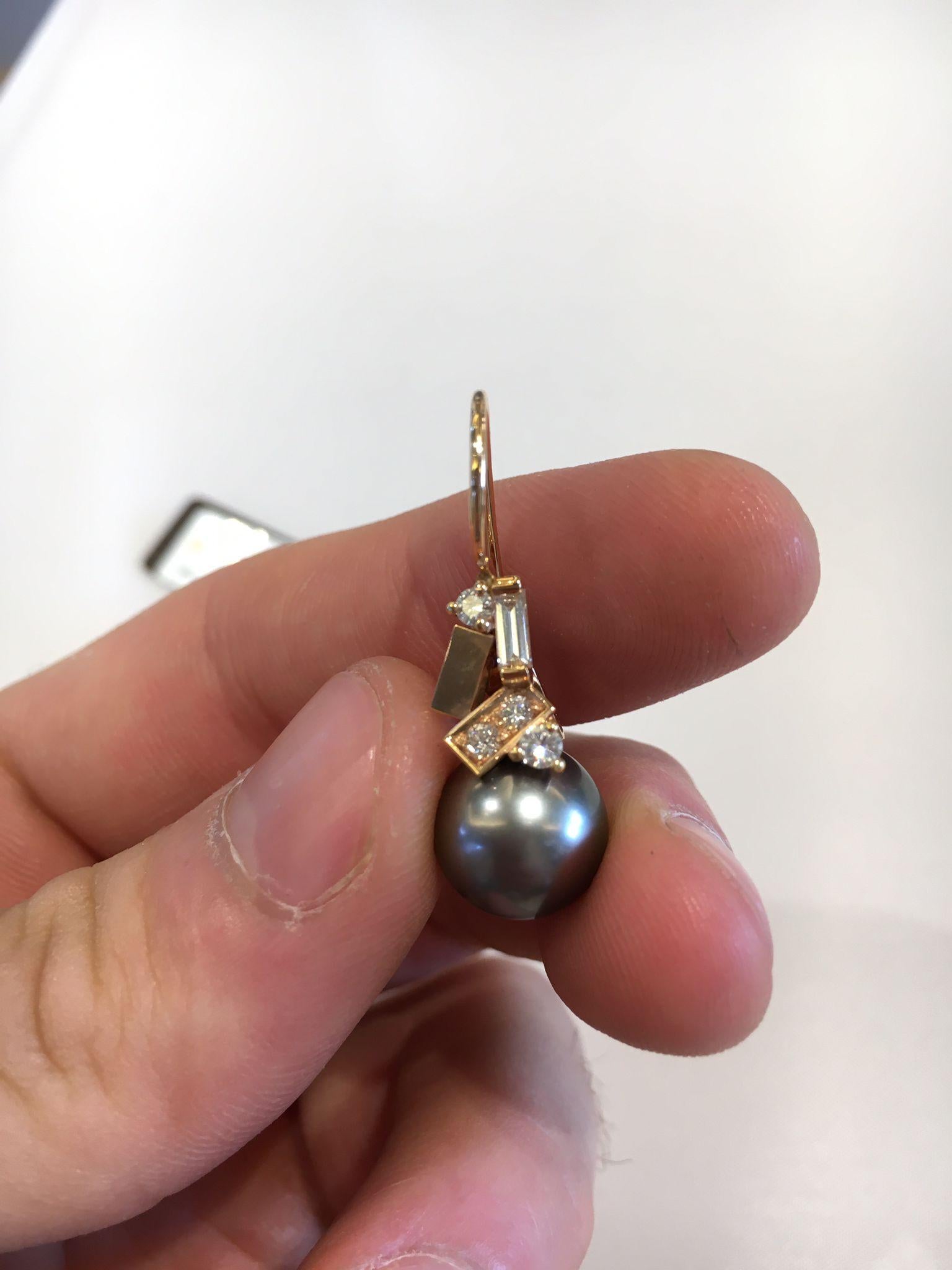 Brilliant Cut 5+A Thaitian dark pearl 18kt yellow gold with diamond earring by mikimoto. For Sale
