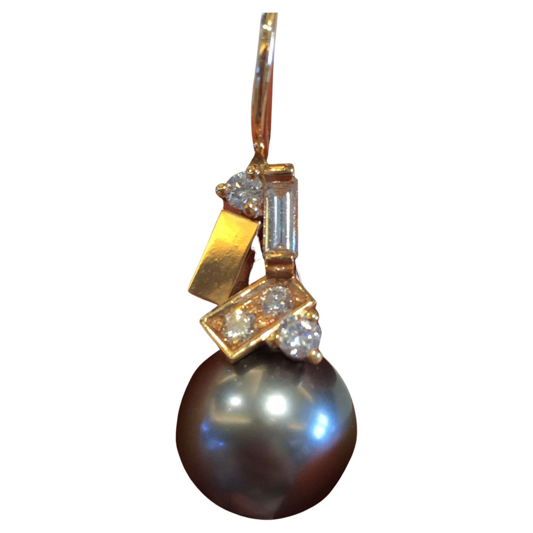 5+A Thaitian dark pearl 18kt yellow gold with diamond earring by mikimoto. For Sale