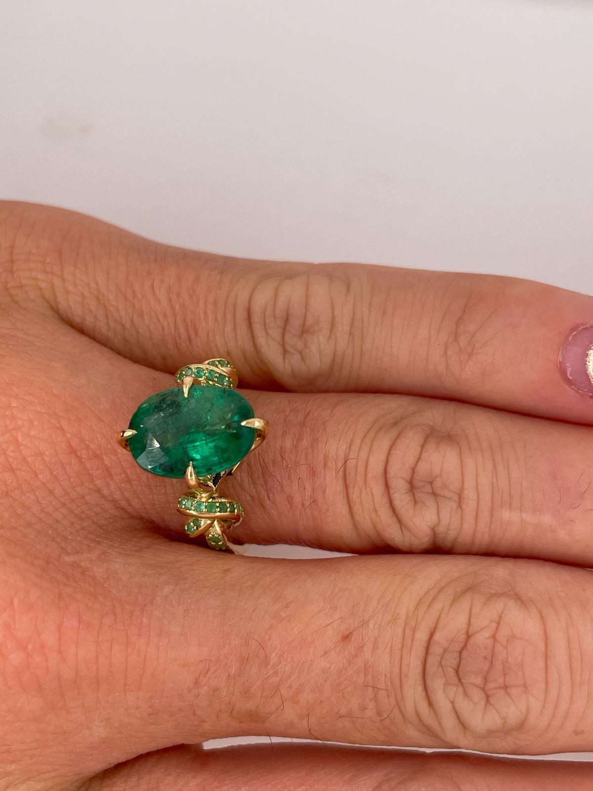 4.01ct Emerald Oval Cut Forget Me Knot Ring in 18Carat Yellow Gold with Emeralds In New Condition For Sale In Brisbane, AU
