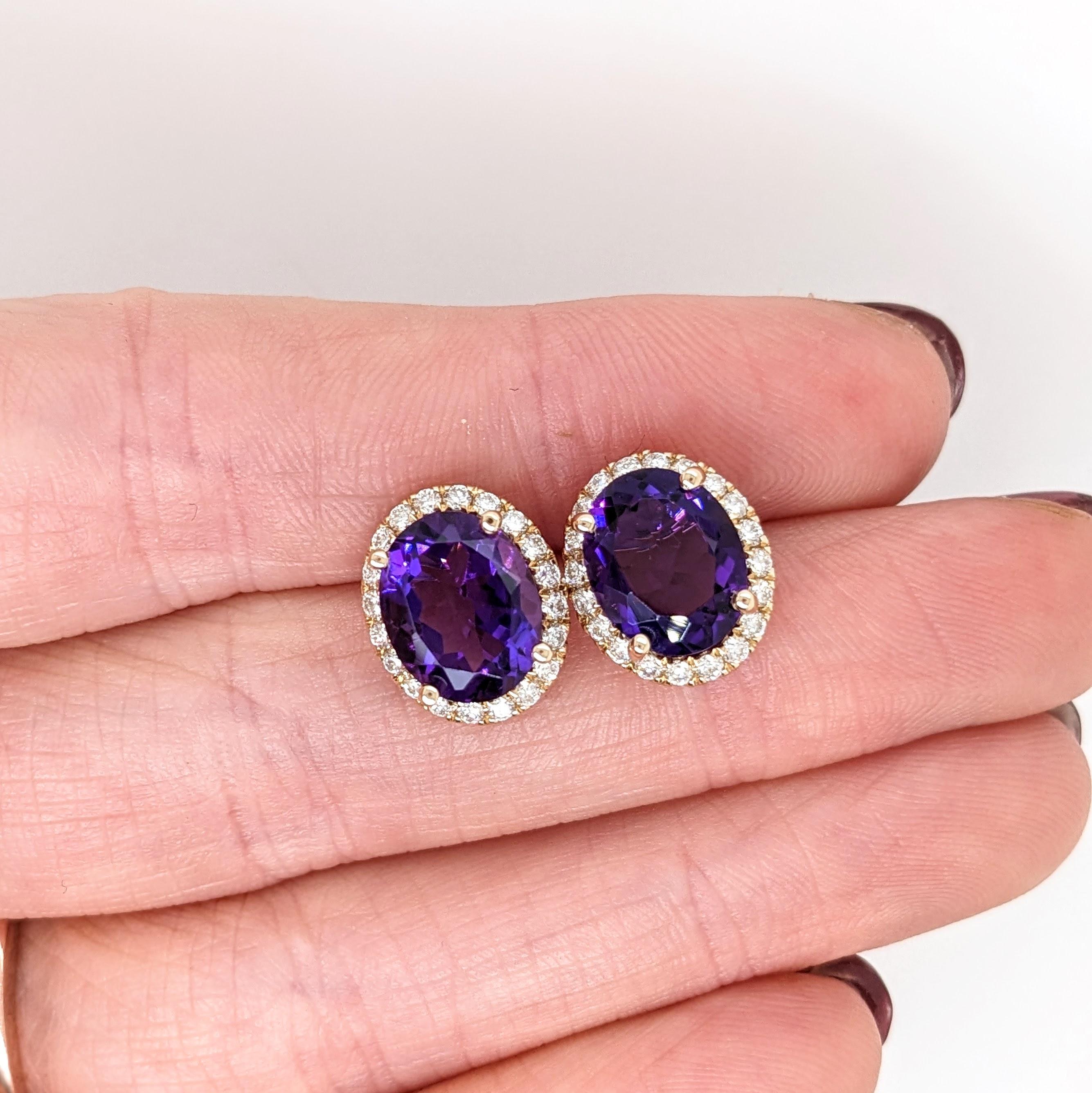 Ces boucles d'oreilles sont composées d'une paire d'améthystes ovales d'un beau violet naturel, extraites de la terre, en or massif 14k avec un halo de diamants naturels. Ces boucles d'oreilles peuvent être un beau cadeau de pierre de naissance de