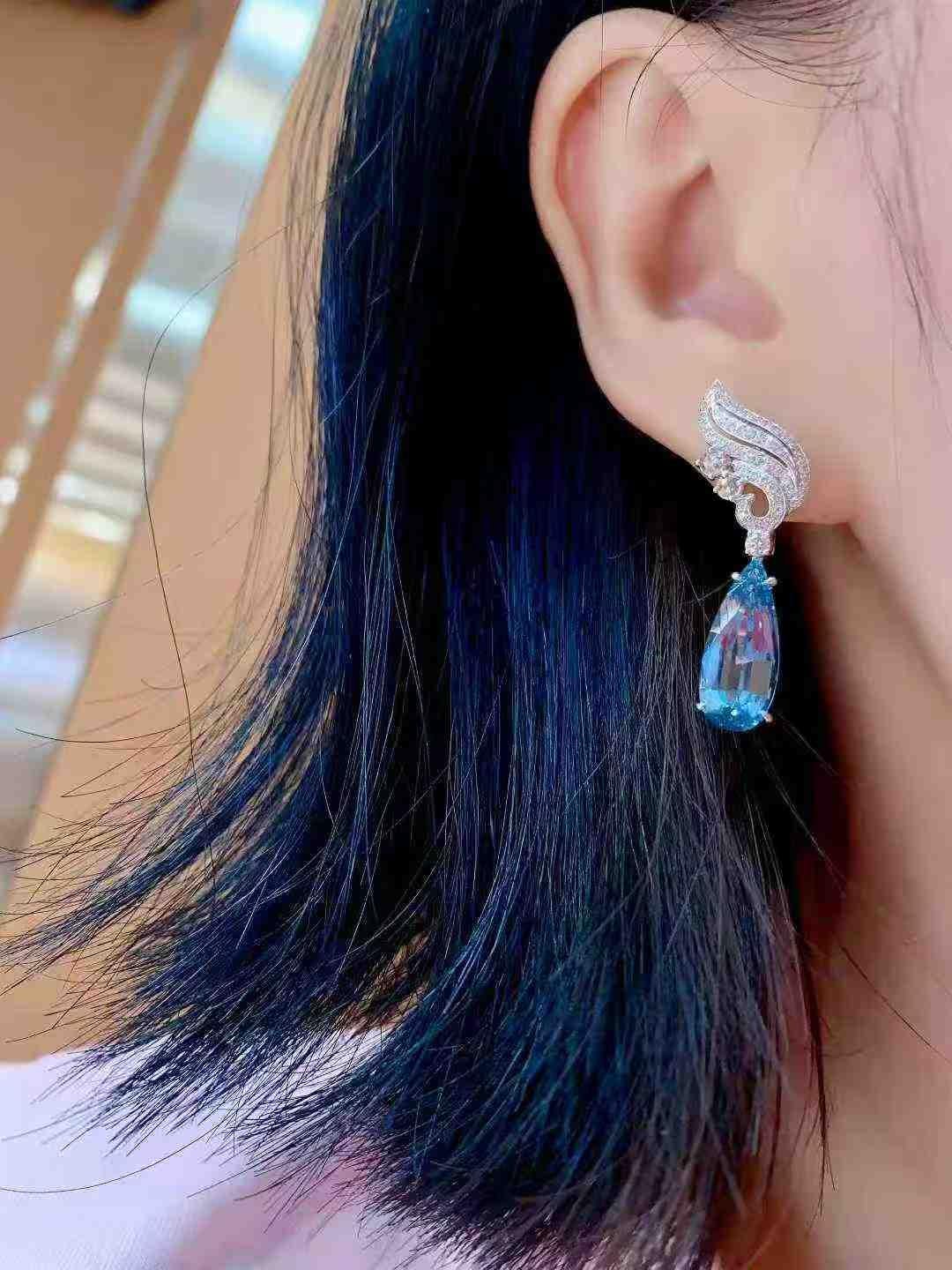 Contemporaneo Orecchini a goccia con acquamarina 5ct e diamante bianco 0,50ct in oro bianco 18k in vendita