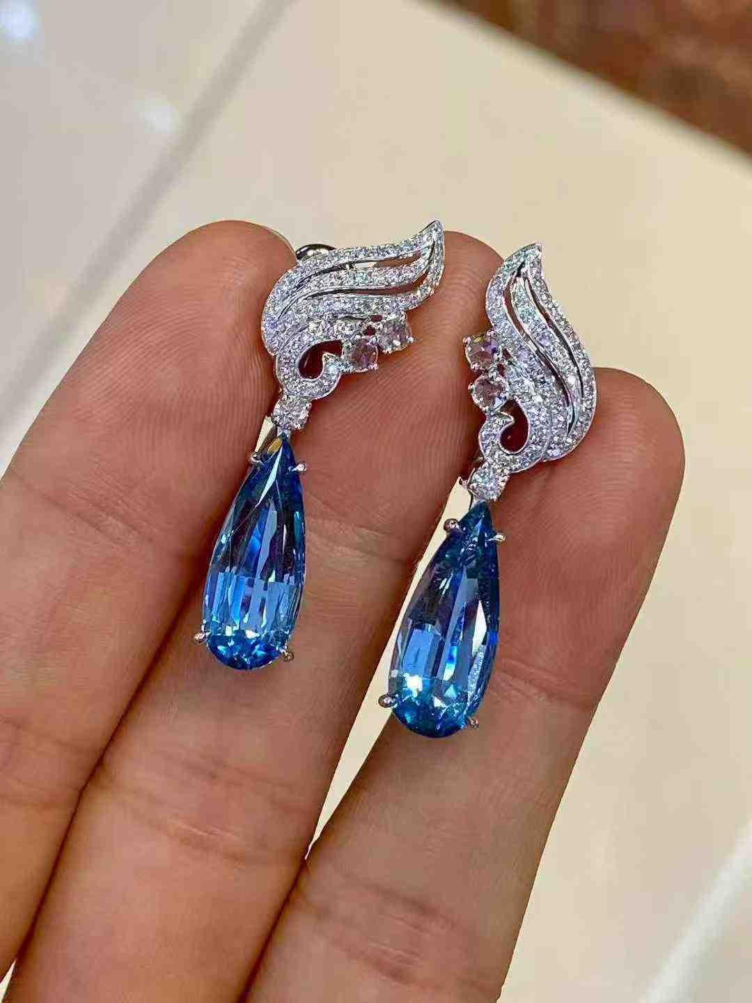 Taglio a goccia Orecchini a goccia con acquamarina 5ct e diamante bianco 0,50ct in oro bianco 18k in vendita