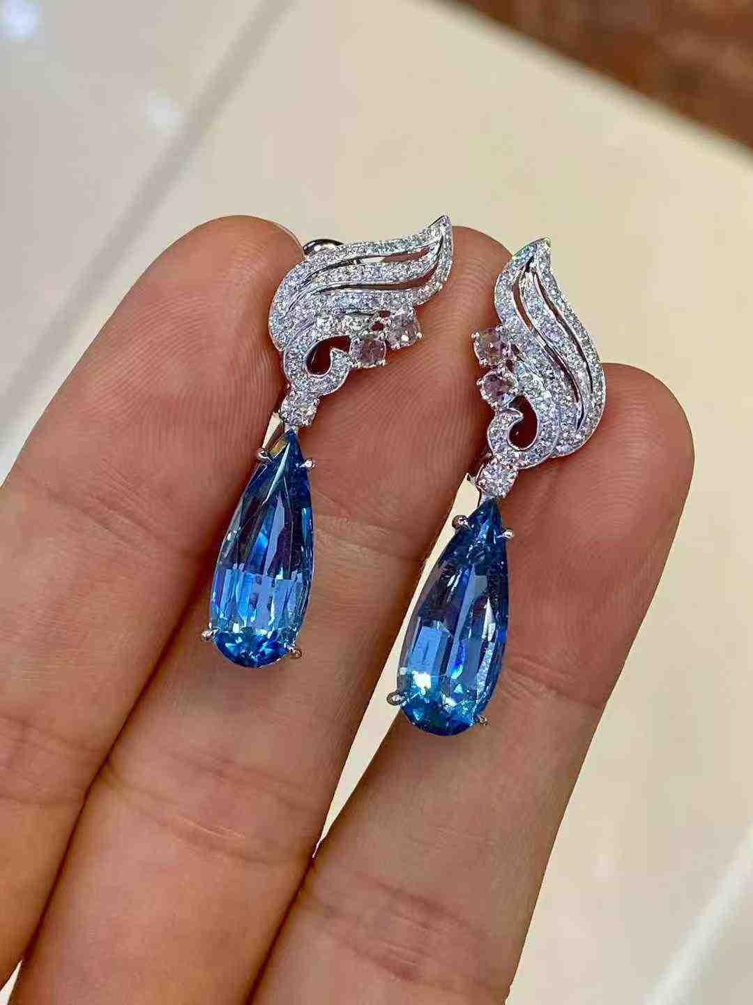 Donna Orecchini a goccia con acquamarina 5ct e diamante bianco 0,50ct in oro bianco 18k in vendita