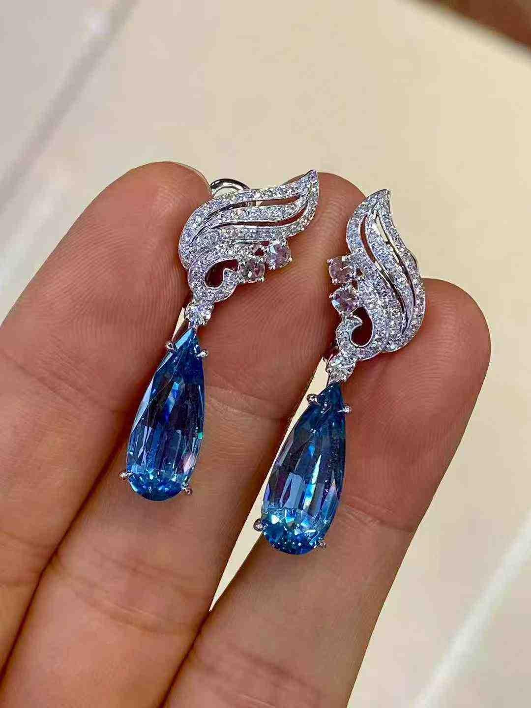 Orecchini a goccia con acquamarina 5ct e diamante bianco 0,50ct in oro bianco 18k in vendita 3