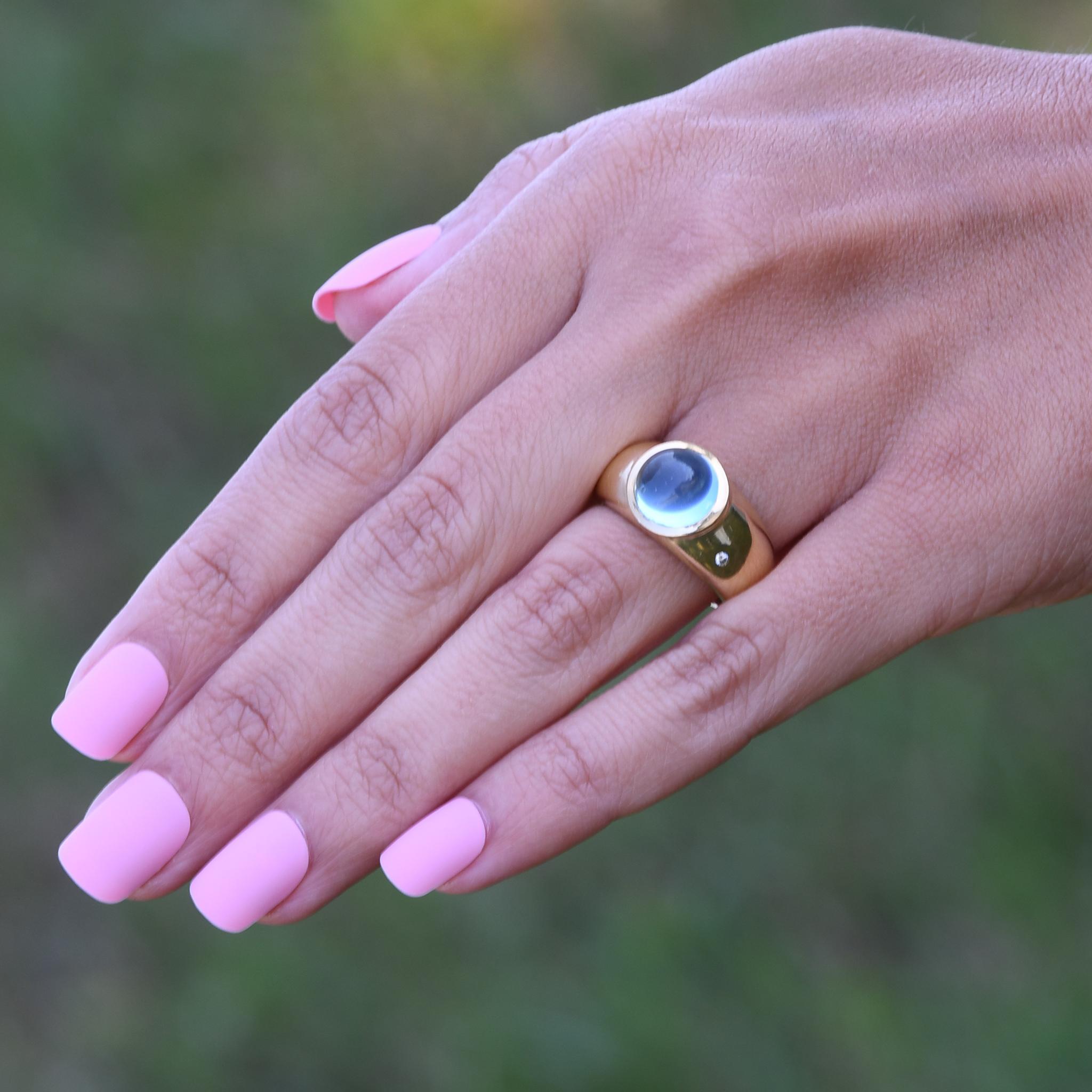 Ring aus 18 Karat Gelbgold mit 5 Karat blauem Aquamarin und Cabochon-Lünette von italienischer Designerin 2