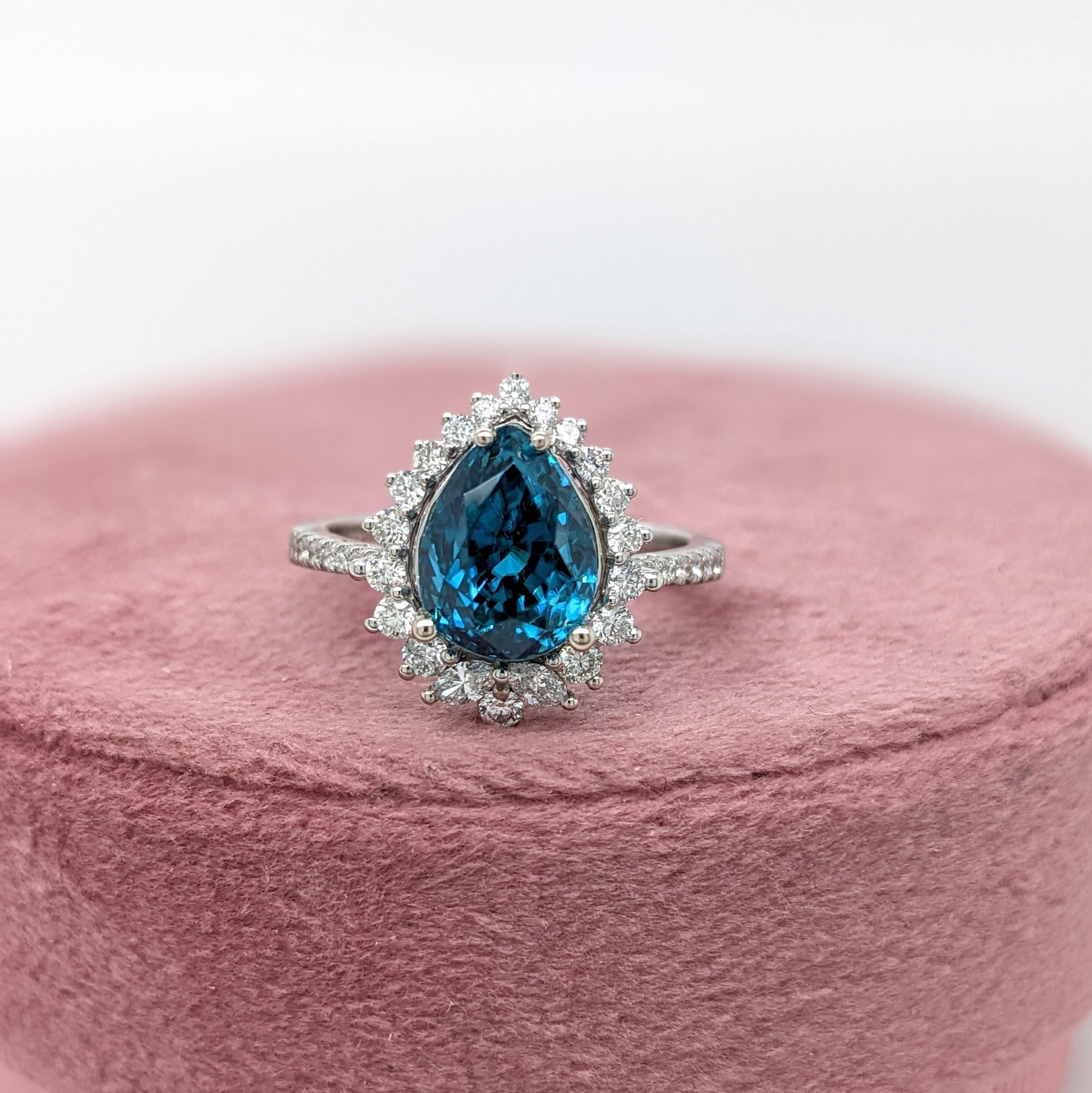 Taille poire Bague en or blanc massif 14 carats avec zircon bleu 5 carats et diamants naturels en forme de poire 10 x 8 mm en vente