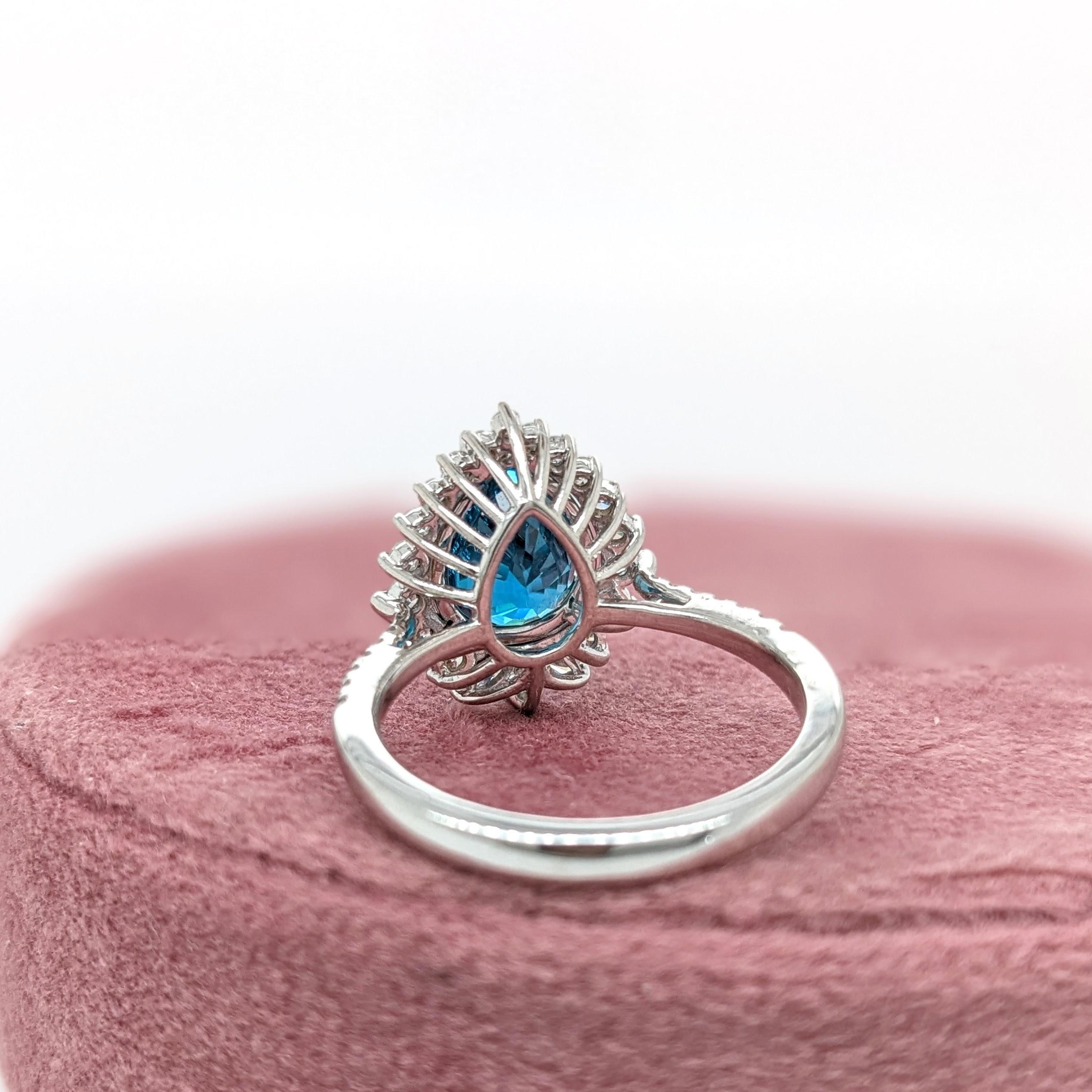 Bague en or blanc massif 14 carats avec zircon bleu 5 carats et diamants naturels en forme de poire 10 x 8 mm Pour femmes en vente