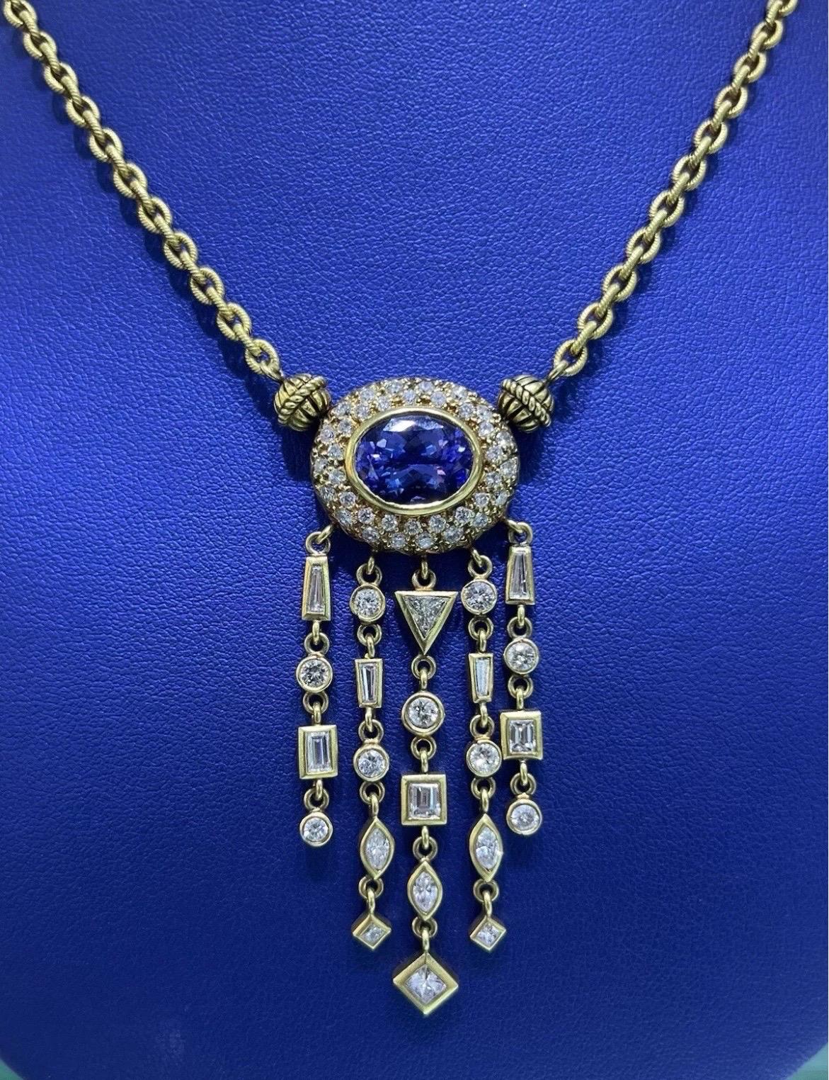 Fai una dichiarazione di raffinata eleganza con questa splendida collana in oro giallo 18 carati, che ha come fulcro una vibrante tanzanite ovale naturale da 5 carati. La tanzanite è incorniciata da un'aureola di diamanti brillanti a taglio rotondo,
