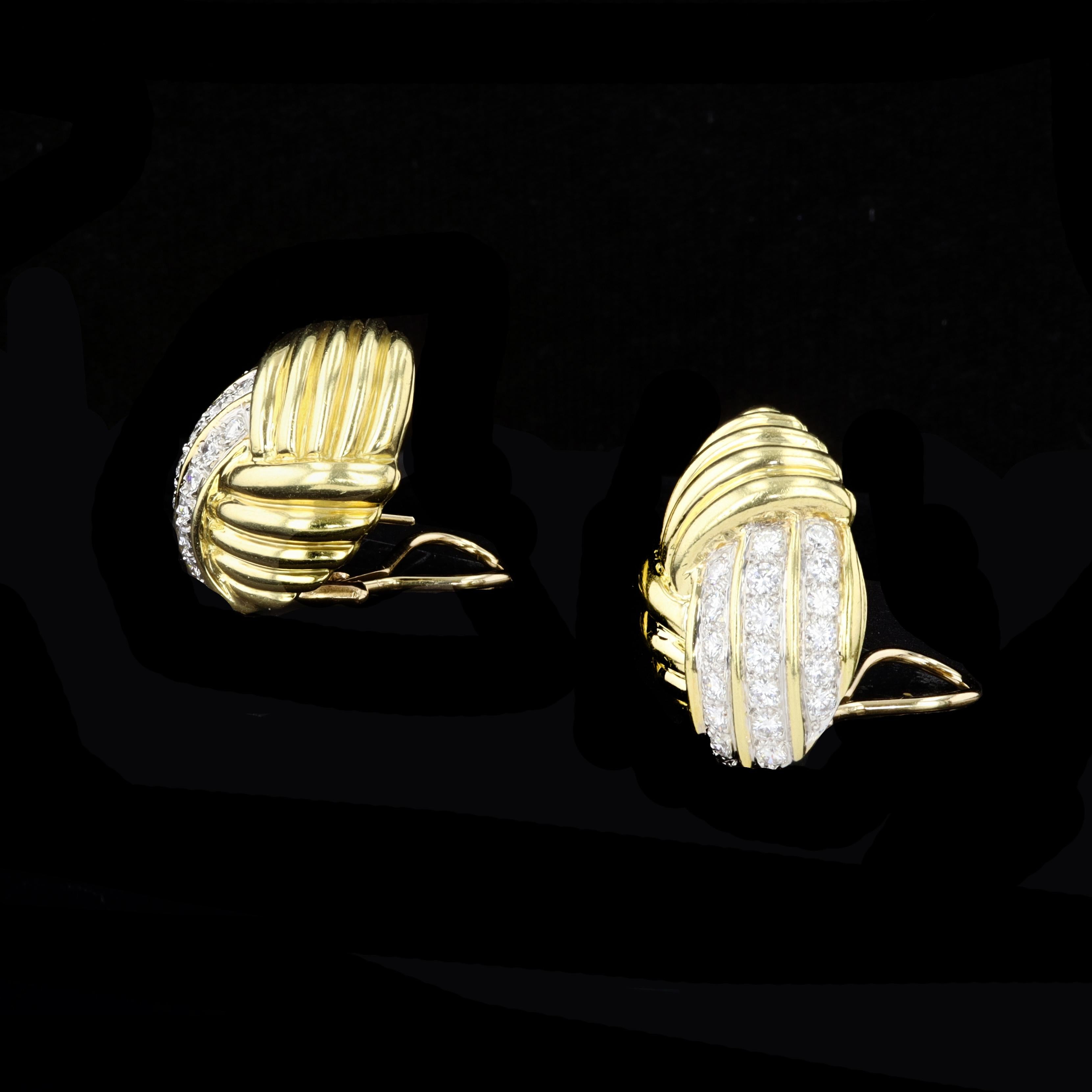 Un bord festonné arrondi en or jaune et des diamants étincelants, avec des dos oméga confortables à tenons, dans un style distinctif qui vous aidera à briller de tous vos feux. 

Ces boucles d'oreilles en or jaune et blanc 18 carats sont ornées de