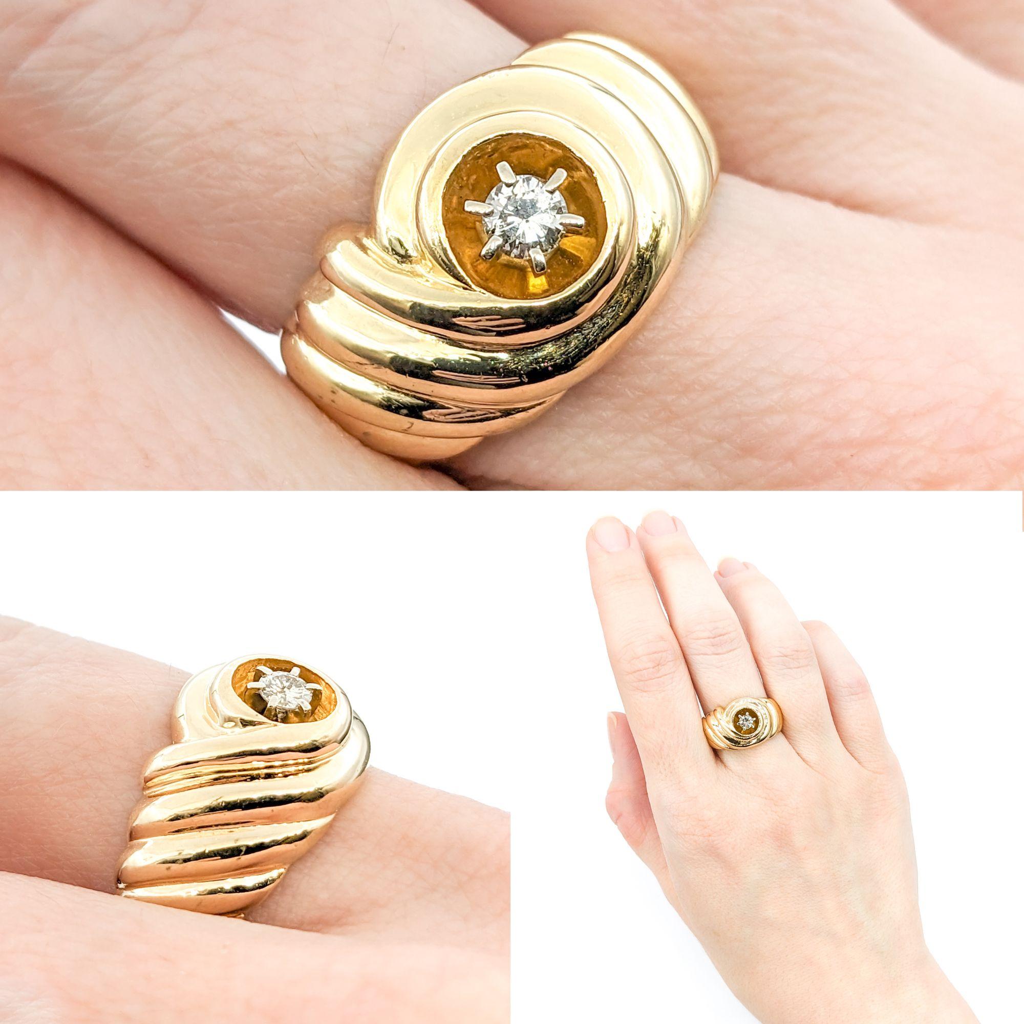.15ct Diamond Swirl Design Ring in Gelbgold

Wir enthüllen einen atemberaubenden Diamant-Modenring, der meisterhaft aus 14-karätigem Gelbgold gefertigt ist. Dieses exquisite Stück ist mit einem 0,15-karätigen Diamanten geschmückt, der in einem
